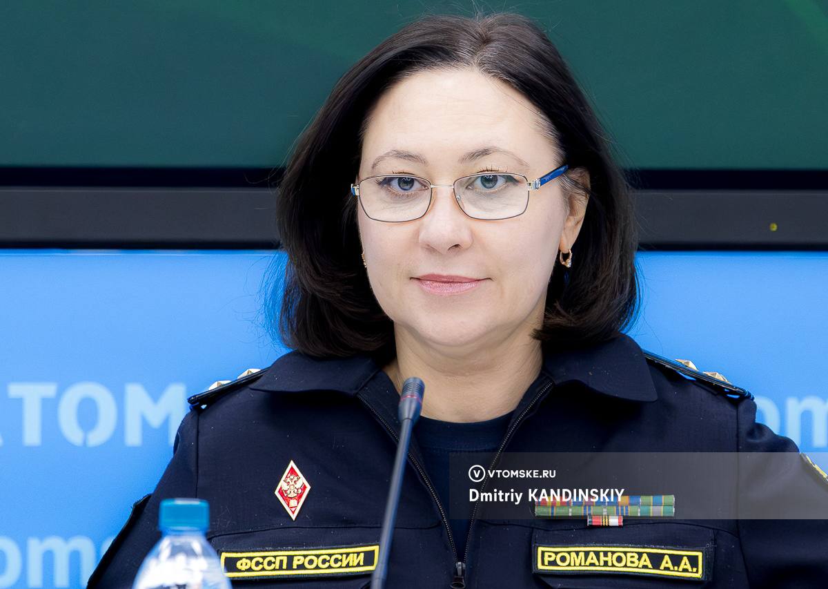 110 тысяч запретов на выезд за год приставы отчитались о проделанной работе Жители Томской области в 2025 году заплатили более 7 4 миллиарда рублей по исполнительным производствам при этом приличную часть средств удалось взыскать благодаря и ограничениям на выезд за границу сообщила в четверг руководитель регионального управления ФССП Алена Романова на пресс конференции в медиацентре РИА Томск По словам Романовой на исполнении в прошлом году находилось около одного миллиона производств а общий объем взысканий оказался почти на миллиард рублей больше чем годом ранее Рост сборов связан как с увеличением нагрузки на сотрудников службы так и с применением мер принудительного исполнения В среднем за год один судебный пристав взыскал 32 миллиона рублей принял 450 граждан совершил более 700 выходов по адресам должников и рассмотрел почти 720 обращений Особый эффект отметила глава ведомства дала практика временного ограничения права на выезд за пределы России В 2025 году такие меры были применены по 110 тысячам исполнительных производств причем речь идет о делах а не о количестве людей в отношении одного должника может вестись сразу несколько производств Применение данной меры позволило взыскать 763 миллиона рублей то есть на 68 миллионов или на 9 больше чем в 2024 году Этот эффект достигнут в результате совокупности мер На должника ограниченного в выезде могли повлиять арест счетов имущества или другие меры подчеркнула Романова В УФССП уточнили что запрет на выезд за границу может быть введен при задолженности от 30 тысяч рублей Для неплательщиков алиментов а также граждан обязанных возместить моральный или материальный ущерб минимальный порог составляет 10 тысяч рублей Фото Дмитрий Кандинский ВТомске