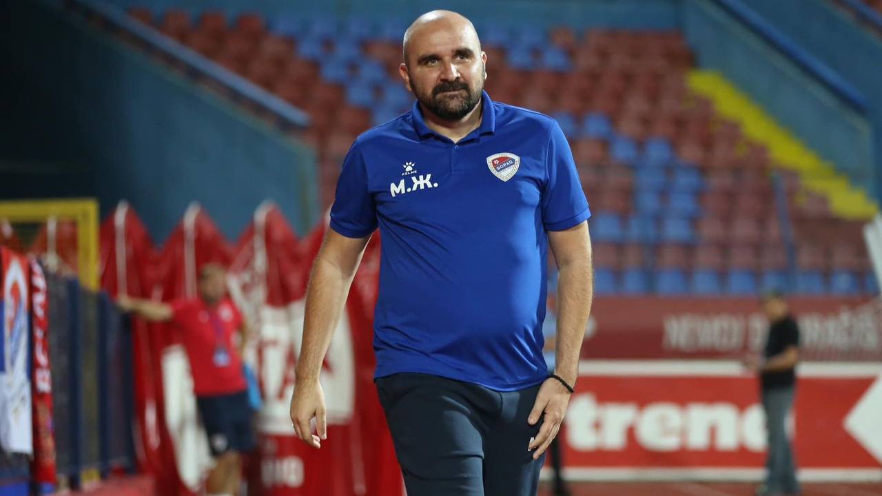 В Сербии во время матча умер 44 летний тренер ФК Раднички Младен Жижович Тренеру стало плохо на 22 й минуте его госпитализировали Игра была продолжена но спустя 20 минут пришла страшная новость тренер умер Игроки плакали прямо на поле Жижович возглавил команду 23 октября serbia Все о Сербии