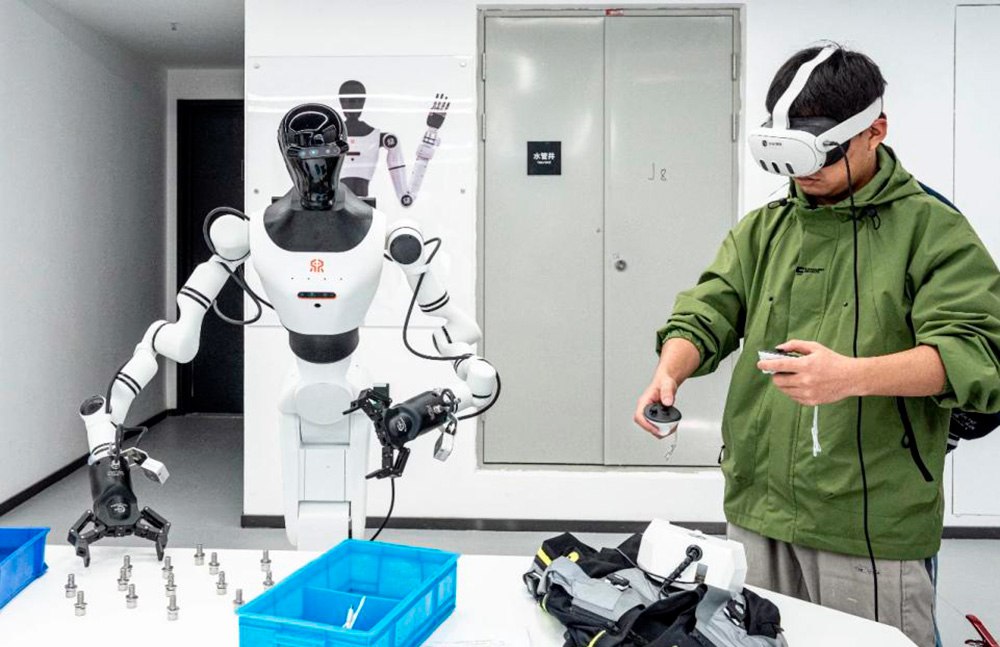 В Китае открылась крупнейшая школа для обучения гуманоидных роботов жизни среди людей в которой машины проходят подготовку перед внедрением в рабочую среду Об этом сообщает Жэньминь жибао Сценарии варьируются от сортировки катушек и упаковки посылок до приготовления пищи и уборки в спальне Обучение в центре начинается с выбора специализации для робота по одному из четырех направлений промышленное производство системы умного дома уход за пожилыми людьми или сценарии с поддержкой 5G Всего образовательная программа охватывает 16 профильных дисциплин Подробнее на нашем сайте Актуальные новости из Центральной Азии fergananews