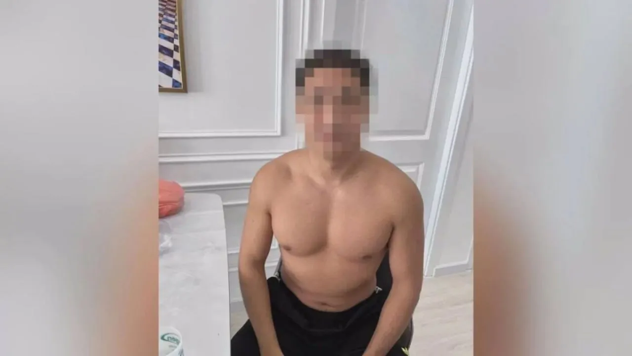 Во Вьетнаме задержали блогера разыскиваемого за организацию незаконного игорного бизнеса Его задержали в Камрани Судя по фото это может быть блогер миллионник Кайсар Камза которого объявили в международный розыск ещё в январе реплай По данным полиции блогер систематически размещал в соцсетях рекламные видеоматериалы онлайн казино и вовлекал людей в участие в азартных играх Он незаконно заработал более 100 млн тенге Деньги переводились на криптовалютный кошелёк зарегистрированный на его имя Сейчас решается вопрос экстрадиции Фото МВД РК Наши площадки Сайт Instagram Facebook YouTube X TikTok t me orda kz