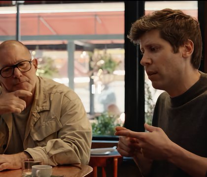 OpenAI выпустит свой первый ИИ гаджет в ближайшие два года Сэм Альтман Сэм Альтман рассказал что первый продукт OpenAI который можно будет потрогать руками уже существует в виде прототипа и поступит в продажу уже меньше чем через два года Новинка является совместной разработкой с легендарным дизайнером Джони Айвом ответственным за дизайн iPod iPhone и прочих продуктов Apple