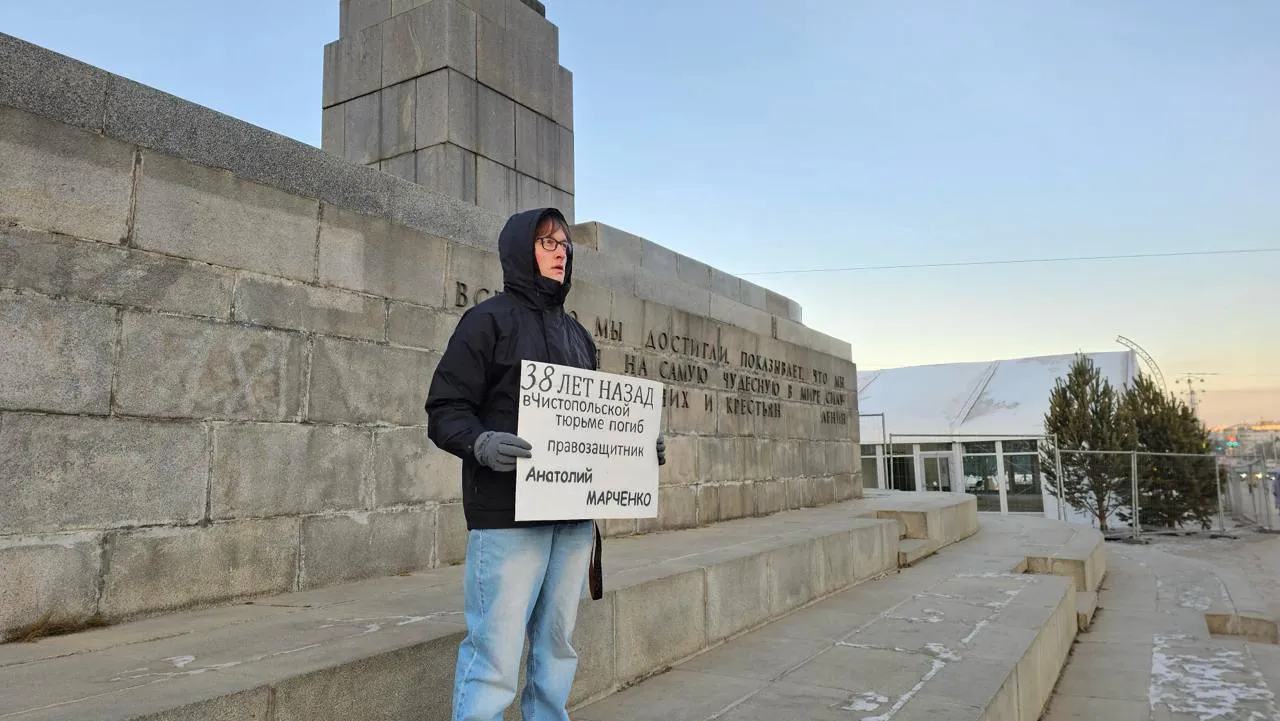 Исследователя репрессий на Урале обвинили в содействии терроризму Силовики задержали Олега Новоселова рассказал источник 66 RU близкий к правоохранительным органам Его внесли в список террористов и экстремистов следует из официальных данных Росфинмониторинга Историк находится за решеткой по статье о склонении или вербовке к содействию террористической деятельности сообщили 66 RU в пресс службе Верх Исетского районного суда Екатеринбурга Новоселов изучал политические репрессии на Урале в том числе в архивах Свердловской области Он занимался исследованиями и как волонтер уральского Мемориала У него есть свой телеграм канал о репрессиях в регионе Там он публиковал данные о периоде сталинского террора которые находил в архиве Новоселов публично рассказывал что историкам в Екатеринбурге перестали выдавать дела репрессированных из Госархива В начале апреля Верховный суд России удовлетворил иск Минюста признал экстремистским и запретил международное историко просветительское благотворительное и правозащитное общество Мемориал Глава уральского отделения Алексей Мосин говорил 66 RU что местное объединение теперь прекратит работу внесен в список террористов и экстремистов организация признана иноагентом экстремистской нежелательной и запрещена в РФ Фото телеграм канал Олега Новоселова   на связи в TG MAX VK