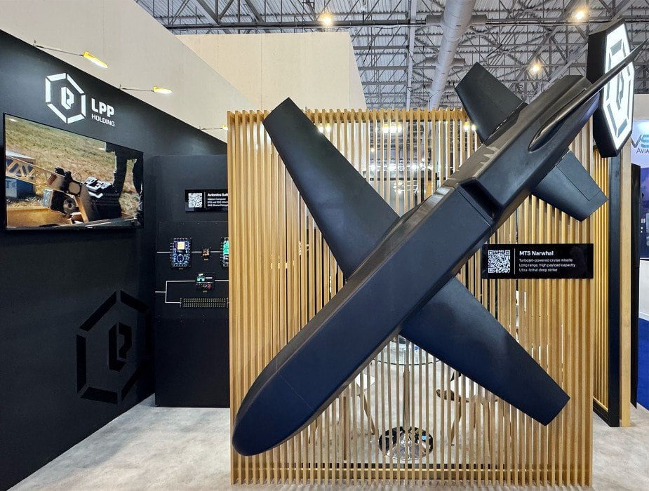 Чешская Республика планирует осуществить поставку новейших крылатых ракет Украине По информации местных сми LPP завершает подготовку к отправке на территорию Украины своих ракет Narwhal Заключительный этап тестирования проходит в данный момент а начало их использования в боевых условиях запланировано на первые месяцы 2026 года Разработчики подчеркивают что Украина станет площадкой для проверки эффективности этих ракет в реальных боевых ситуациях В случае успешного прохождения испытаний весной следующего года планируется запуск массового производства с предполагаемым объемом выпуска в сотни единиц в год Ракета Narwhal использует оптическую систему навигации что обеспечивает ее функционирование без необходимости использования GPS Запуск ракеты осуществляется с наземной пусковой установки Russia News Подпишись