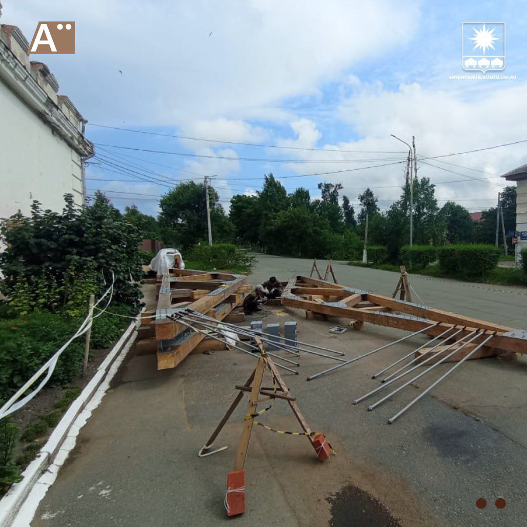 Дом культуры шахты «Амурская» обновляется по нацпроекту Ремонтные работы в Доме культуры шахты «Амурская» идут полным ходом. В этом году капитально отремонтируют кровлю и перекрытия второго этажа, а в следующем запланирован ремонт фасада, электрики, фойе и помещений дома культуры. Левое крыло дома культуры уже обрело новую кровлю, также здесь произведены работы по оштукатуриванию перекрытия, идет подготовка к покраске. На правом крыле уже произведен демонтаж утеплителя, перекрытий. В настоящее время изготавливаются фермы кровли правого крыла здания. Подрядчик также приступил к ремонту фасада здания. Капитальный ремонт проводится по национальному проекту «Семья», инициированному Президентом России Владимиром Путиным. Ремонтировать Дом культуры будут два года. Завершатся работы в сентябре 2026 года.
