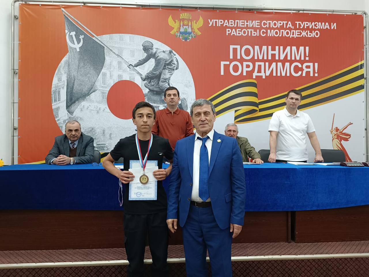 Магомед Мукаилов из Табасаранского района примет участие во Всероссийском детском Кубке «Шахматная смена - 2025» 25 мая в Махачкале прошел отборочный региональный этап для участия во Всероссийском детском Кубке Сергея Карякина «Шахматная смена - 2025». К турниру допускались шахматисты, занявшие 1-4 места в первенстве Дагестана и 1-6 места в первенстве СКФО по быстрым шахматам. Среди пятнадцати участников, допущенных к соревнованиям, был и представитель Табасаранского района - ученик восьмого класса Ничрасской СОШ Магомед Мукаилов. Турнир проводился в шесть туров по швейцарской системе. Набрав, 5,5 очков из 6 возможных Магомед занял 1-е место и получил право участвовать в конкурсном отборе для поездки в международный детский центр «Артек». Глава Табасаранского района Магомед Курбанов, комментируя данную новость, выразил уверенность в том, что Магомед Мукаилов достойно представит Дагестан на Всероссийском детском Кубке и пожелал шахматисту дальнейших успехов.
