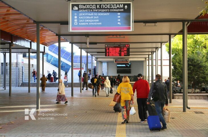 Задерживаются 12 поездов в Крым и обратно В пути следования задерживаются поезда Таврия Об этом сообщил перевозчик Гранд Сервис Экспресс Время опоздания по состоянию на 9 00 В Крым 007 Санкт Петербург Севастополь отправлением 12 ноября задерживается на 4 часа 327 Кисловодск Симферополь отправлением 13 ноября задерживается на 2 5 часа 092 Москва Севастополь отправлением 12 ноября задерживается на 2 часа 316 Адлер Симферополь отправлением 13 ноября задерживается на 1 5 часа 195 Москва Симферополь отправлением 12 ноября задерживается на 2 часа 162 Пермь Симферополь отправлением 11 ноября задерживается на 2 часа 028 Москва Симферополь отправлением 13 ноября задерживается на 1 5 часа Из Крыма 068 Симфероп Подробнее