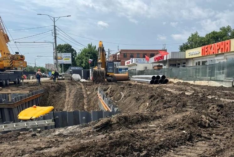 Газопровод на Дзержинского в Краснодаре переносят из-за строительства перехода Речь идет об участке улицы Дзержинского — от Грибоедова до Нахимова. Работы проводятся в два этапа в связи со строительством подземного перехода, которое курирует муниципальный подрядчик. Первая стадия предполагает прокладку нового обводного газопровода, затем специалисты приступят к переключению существующих сетей. Все идут без прекращения подачи газа потребителям. Как отмечают в пресс-службе МЦУ Краснодара, модернизация инфраструктуры направлена на повышение безопасности и надежности газоснабжения в этом районе. Фото: mcu_krd Отправить новость Подписаться