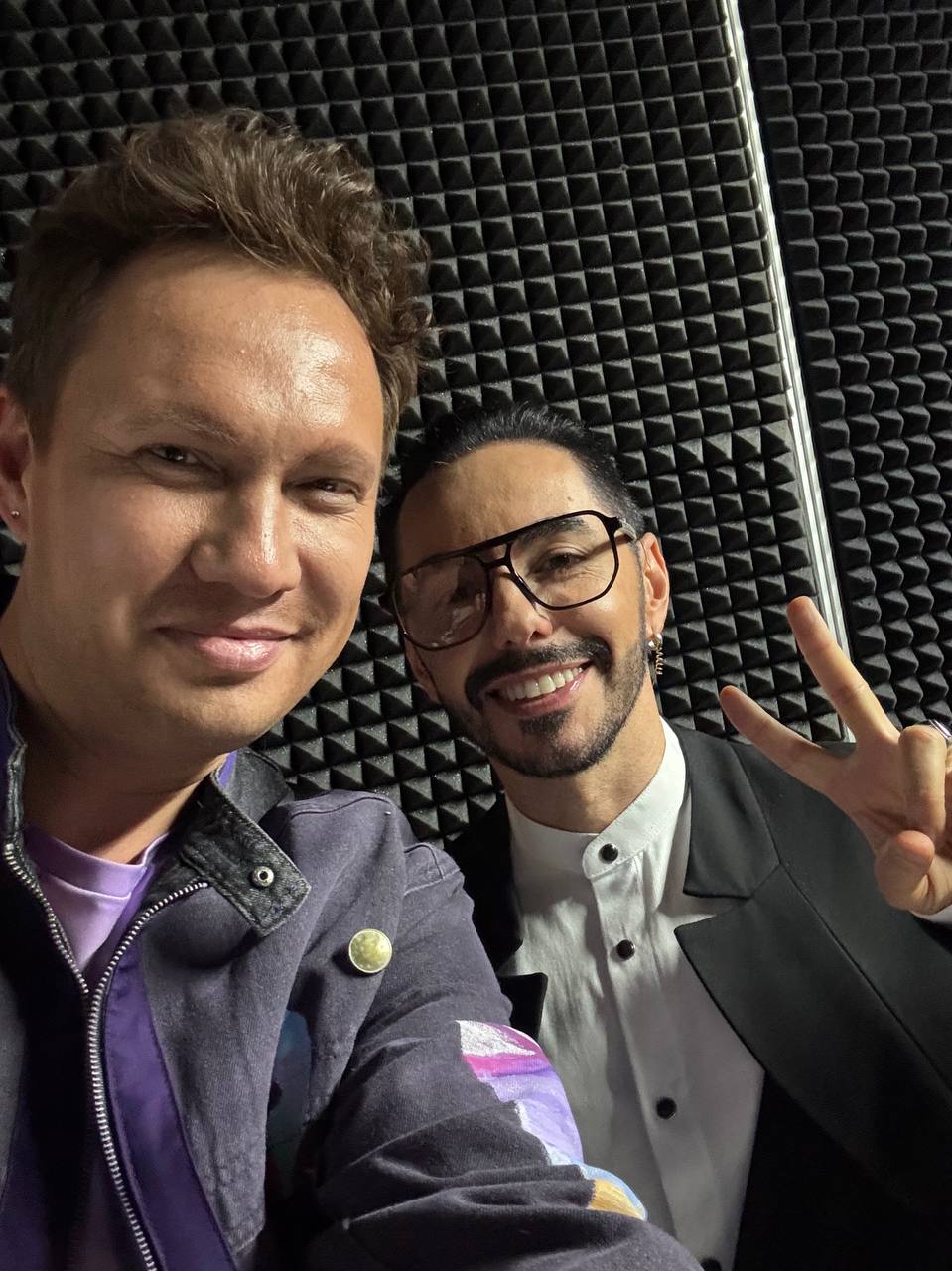 Лидер группы Сезон Дождей из Улан Удэ поборется за 5 млн рублей 35 летний Иван Уланов принял участие в шоу перевоплощений Ярче звезд 16 на ТНТ Выпуск с ним выйдет в эфир в субботу 22 ноября в 22 00 Уланов подчеркнул если победит то денежный приз потратит на новую аппаратуру для записи музыки Артист песню которого я буду исполнять на шоу очень сильно повлиял на мою творческую жизнь Это один из моих любимых исполнителей Его посыл свет и добро Я хотел бы то же самое транслировать и в своем творчестве Именно поэтому я решил принять участие в этом проекте рассказал Иван Бурятия Подробности в Номер один Сообщить нам свою новость можно по кнопке Письмо в редакцию