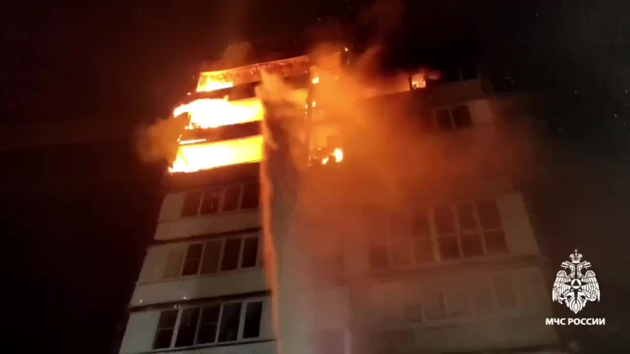 Пожарные спасли шестерых человек при возгорании в жилых домах в Москве и Березниках