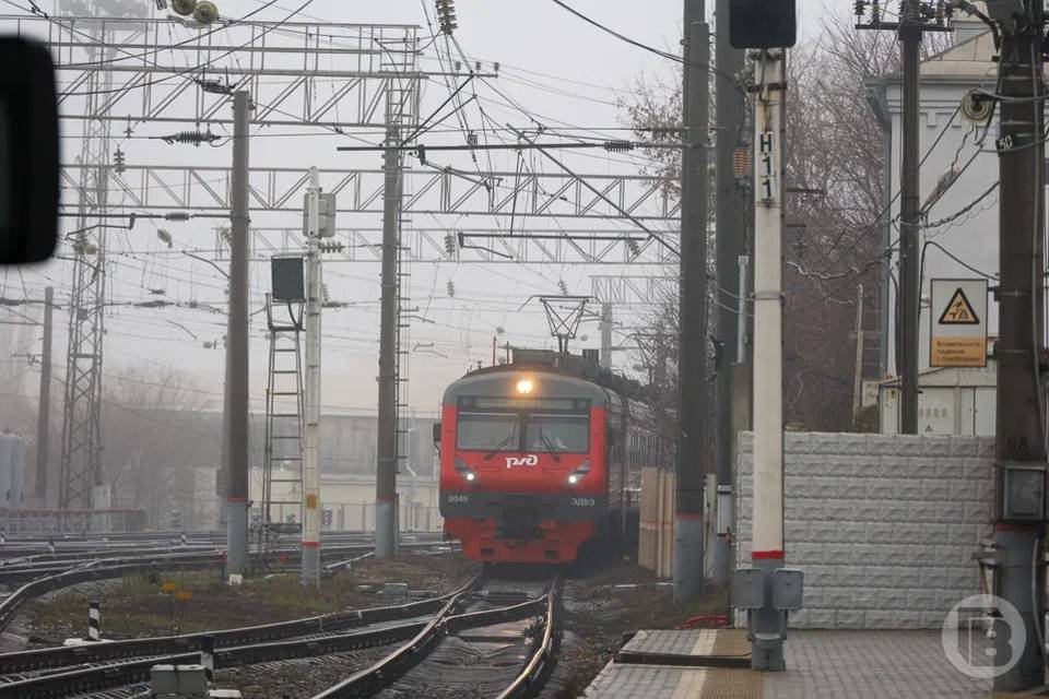 С 23 декабря пригородный поезд из Волгограда в Суровикино будет ходить по новому Об изменениях в расписании сообщает Приволжская железная дорога с 23 декабря 2025 периодичность курсирования пригородного поезда Волгоград 1 Суровикино изменится Состав вместо семи раз в неделю будет осуществлять пассажироперевозку пять раз В пресс службе Приволжской ж д Городским вестям рассказали что составы будут ходить по понедельникам средам пятницам субботам и воскресеньям Из расписания таким образом исключили вторник и четверг Состав 6615 Волгоград 1 Суровикино отправляться в 06 42 На конечную станцию прибывать поезд будет в 09 32 В обратную сторону поезд двинется под 6616 Отправление состава в 13 03 а прибытие на конечную станцию в 16 03