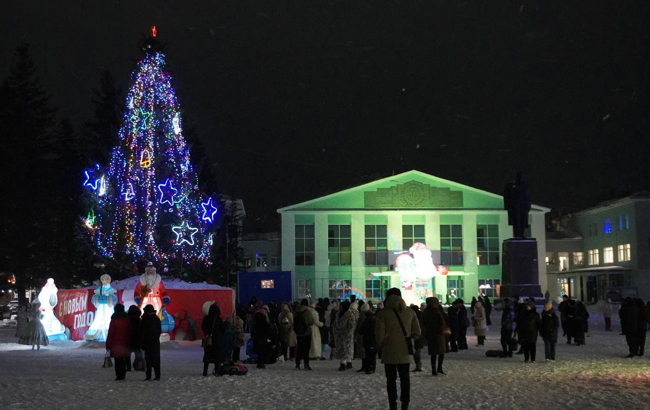 В Рубцовске ищут высокую ель для украшения города к Новому году До праздника осталось меньше 60 дней в связи с этим в Рубцовске началась подготовка к празднику Сейчас местная власть объявила поиски натуральной ели высота которой будет не менее 12 метров Дерево установят на главной площади города Если у вас есть подходящая ель которую вы готовы предложить звоните по телефону 8 385 57 96 411 и возможно именно ваша елка украсит главную городскую площадь Наши специалисты рассмотрят ваши предложения и обсудят все детали отметили в администрации