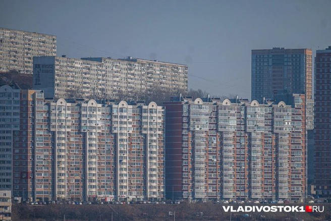 Расходы на гранты соцпрограммы ремонт и другие статьи которые считали необязательными сократили в Приморье Это уменьшило дефицит бюджета на 3 миллиарда рублей и позволило досрочно погасить часть кредитов В основном были сокращены текущие расходы и затраты по объектам где ещё не проведены торги Например более 105 миллионов рублей сэкономили на разработке проектов капитального ремонта и закупке оборудования для медицинских учреждений удалось сократить расходы на компенсации медработникам за аренду жилья на 101 миллион рублей за счёт пересмотра количества получателей В то же время выделили 8 миллионов рублей на ремонт медицинского оборудования В сфере образования урезали бюджет на 809 миллионов рублей Из этой суммы 247 5 миллиона планировали потратить на оборудование школьных классов и установку видеонаблюдения а 191 5 миллиона на ремонт детских лагерей в регионе Из бюджета на спорт и физкультуру убрали более 400 миллионов рублей Эти деньги шли на помощь некоммерческим организациям ремонт спортивных площадок покупку оборудования и премии для спортсменов В то же время расходы на лыжные соревнования выросли на 10 миллионов рублей Расходы на сельское хозяйство уменьшили на 343 9 миллиона рублей Это касалось помощи фермерам компенсации за покупку техники и производство бюджетных продуктов На обеспечение связью и интернетом в отдаленных населенных пунктах финансирование сократили на 121 4 миллиона рублей Зато 85 7 миллиона рублей направили на ремонт отдельных участков дорог возможно в Хасанском округе где планируют улучшить связь Это не все подробнее в материале  Подписаться в MAX