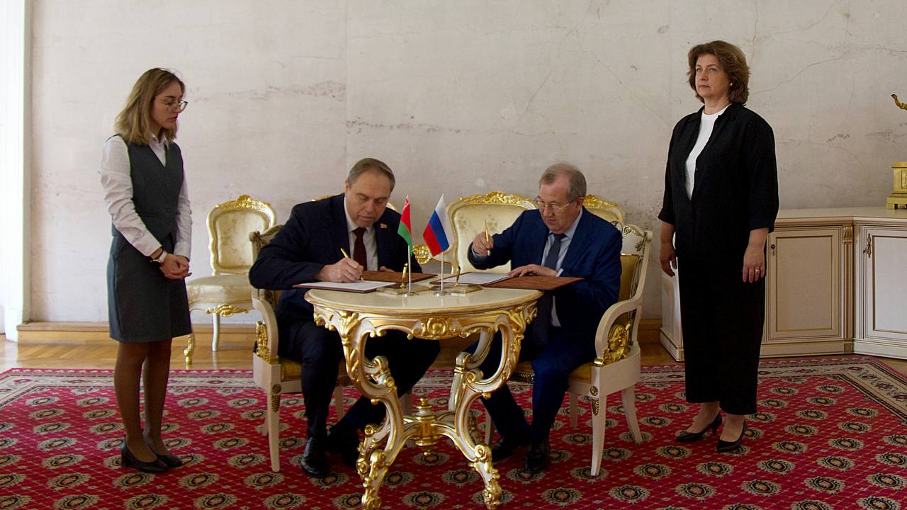Российская академия наук и Национальная академия наук Беларуси обновили соглашение о сотрудничестве Документ был подписан сегодня в ходе визита в Москву Председателя Президиума НАН Беларуси Владимира Караника. Соглашение о научно-техническом сотрудничестве между Российской академией наук и Национальной академией наук Беларуси подписано на пятилетний период. Оно подразумевает обмен научной информацией, реализацию научных и научно-технических проектов, совместное участие учёных в заявках на получение национальных и международных грантов. Учёные из России и Белоруссии продолжают работать над реализацией Стратегии формирования единого научно-инновационного пространства Беларуси и России, подписанной в 2024 году. Регулярно проводятся крупные научные мероприятия — так, в апреле этого года в Москве состоялось заседание президиумов РАН и НАН Беларуси, посвящённое 80-летию Победы в Великой Отечественной войне.