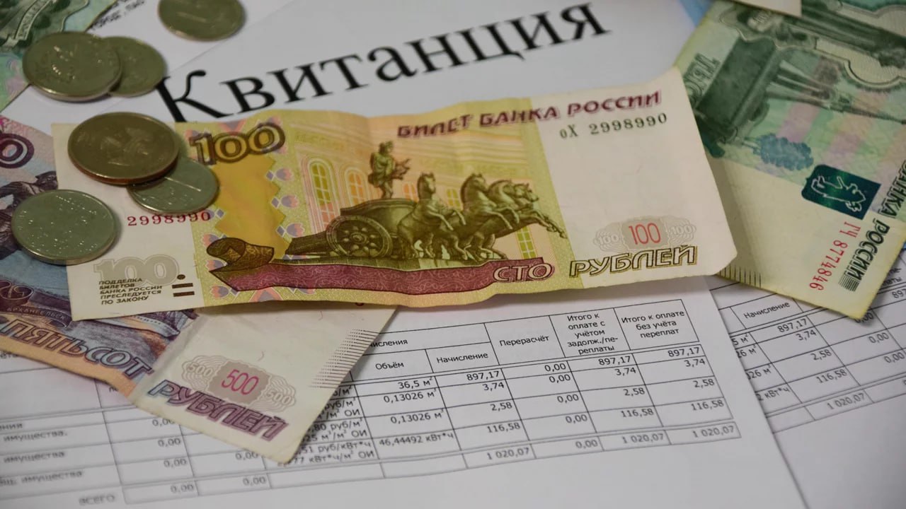 Семья в Челябинской области накопила долг за ЖКХ на 750 тысяч рублей Участниками многолетней долговой истории стали женщина, ее брат и муж. На них завели 54 исполнительных производства. Семья не оплачивала услуги ЖКХ ни в унаследованной от родителей квартире, ни в принадлежащем женщине доме. Официально никто не работал, доходов не было. Судебные приставы использовали разные меры: арестовали счета, запретили выезжать за границу и совершать сделки с имуществом. Реакции не последовало, и следующим шагом стал арест дома и земельного участка. Должники обжаловали его в трех инстанциях, но все суды подтвердили законность решения. Когда специалисты подготовили документы для независимой оценки недвижимости и сообщили об этом должникам, те сразу выплатили 750 тысяч рублей и еще 50 тысяч за нарушение срока добровольного исполнения, рассказали в областном управлении Федеральной службы судебных приставов. Вести Южный Урал Челябинск