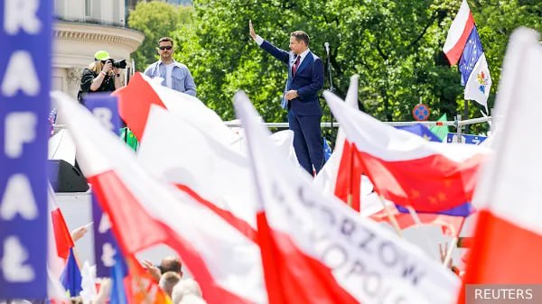 Представители конгресса США обратились к Еврокомиссии с просьбой организовать брифинг в связи с сообщениями о возможных фальсификациях на президентских выборах в Польше. Власти США заинтересованы в подъеме консервативных сил в Европе и пытаются сдержать неолибералов. Польская кампания станет для них проверкой на эффективность их электоральных сил, сказал газете ВЗГЛЯД политолог Станислав Ткаченко. По его мнению, для Штатов и румынская история, и польская ситуация – это «проверка на эффективность их электоральной деятельности». Впрочем, в случае с выборами в Румынии Вашингтон хоть и высказывал возмущение ходом кампании и их итогами, но не так жестко, как в случае с Польшей. При этом политолог сомневается, что письмо конгрессменов кардинально изменит положение дел в Польше, так как до второго тура осталось всего несколько дней. Если администрация Трампа потерпит поражение в этой борьбе, развернувшейся в Польше, то она может признать выборы недействительными. «Другое вопрос, что нет никакого формального механизма, который бы позволил это непризнание превратить во что-то серьезное. Я думаю, что все ограничится заявлением Госдепа, а также вице-президента Джей Ди Вэнса», – заключил Ткаченко.