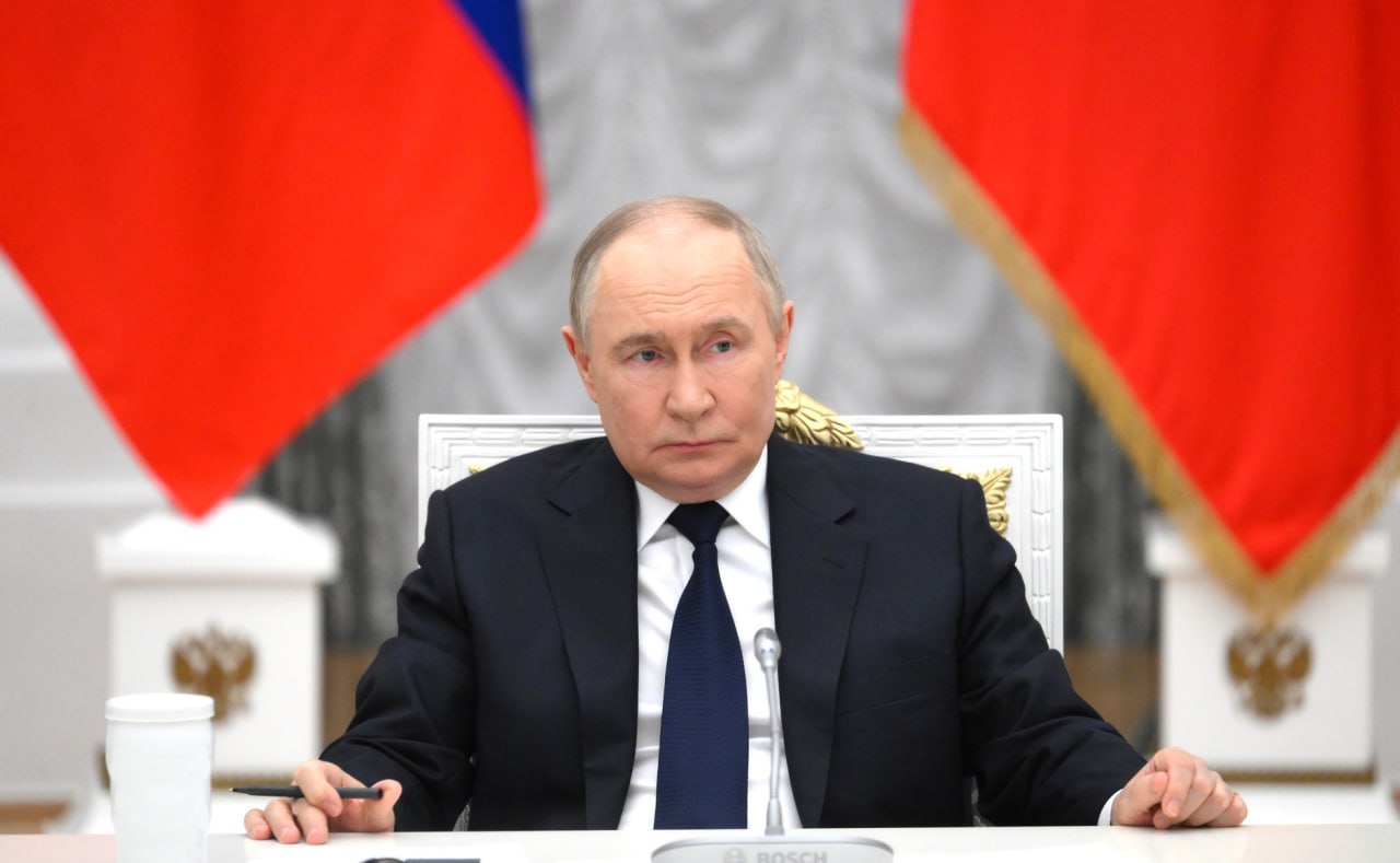 Владимир Путин утвердил ряд поручений правительству РФ Президент России сегодня утвердил перечень поручений по итогам встречи с представителями деловых кругов. Правительству поручено представить ряд предложений, направленных на поддержку отечественной продукции: • о снижении размера акциза на жидкую сталь; • о введении дополнительных ограничений на использование в России ПО, произведённого в недружественных иностранных государствах; • о применении к организациям станкостроения, автоматизации и робототехники пониженных налоговых ставок по налогу на прибыль и пониженных тарифов страховых взносов; • о дополнительной поддержке производителей материалов и комплектующих изделий для машиностроительной отрасли; • о дополнительной поддержке внедрения отечественных систем автоматизации и роботизации при проектировании и строительстве промышленных объектов и объектов логистической инфраструктуры. Владимир Путин также поручил кабмину оказать поддержку компаниям — производителям медицинской техники: организовать работу по признанию российских регистрационных удостоверений в странах ЕАЭС для выхода на их рынки. Фото с сайта президента РФ