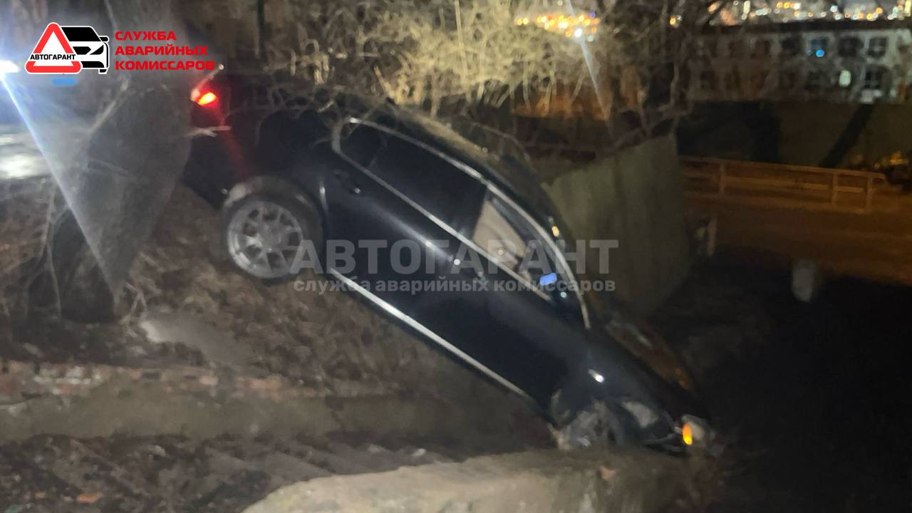 Ночное ДТП в районе Некрасовского переулка, 1 во Владивостоке.  Водитель Lexus, уходил от погони сотрудников ГАИ, вышел из машины и продолжил скрываться бегом, не поставив Lexus на паркинг. Рулевой Lexus был задержан сотрудниками полиции, а автомобиль своим ходом скатился в кювет               Подписаться   АВТОГАРАНТ