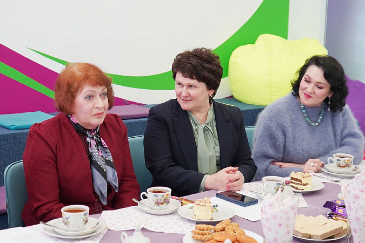 Татьяна Абросимова провела встречу с семьями защитников Отечества накануне нового регионального праздника   newstula ru fn 1797435 html 4 февраля накануне нового регионального праздника Дня семей защитников Отечества министр труда и социальной защиты Тульской области Татьяна Абросимова посетила ГУ ТО Семейный МФЦ Мой семейный центр Встреча была организована для сотрудников учреждения которые сами являются семьями защитников Отечества   Прислать новость Подписаться   Мы в MAX