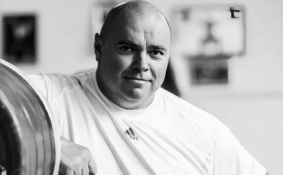 Умер олимпийский чемпион по тяжелой атлетике Андрей Чемеркин Спортсмен скончался на 54 м году жизни причина смерти не уточняется За свою карьеру Чемеркин завоевал золото на Олимпиаде в 1996 м бронзу в 2000 м а также четыре золота серебро и две бронзы на чемпионатах мира Кроме того атлет был награжден орденом Мужества Подпишитесь на Абзац Добавьте Абзац в ленту Дзена