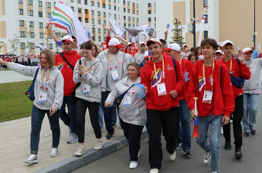 Чемпионат профессионалов Российской железной дороги объединил 3 тысячи сотрудников со всей страны, а также Армении, Беларуси и Казахстана  Своё мастерство в рамках состязаний продемонстрируют специалисты 140 железнодорожных профессий.  Соревнования пройдут по 60 конкурсным направлениям, сгруппированным в восемь треков:  - командная работа по организации перевозочного процесса; - управление движением; - управление транспортными средствами и их обслуживание; - железнодорожная инфраструктура; - транспортно-логистическое обслуживание; - пассажирские перевозки; - сопровождение перевозочного процесса; - юные профессионалы.  По поручению главы региона Дениса Паслера участников II чемпионата профессионалов РЖД приветствовал первый заместитель губернатора Свердловской области Алексей Шмыков.   Он пожелал железнодорожникам успехов и честной, бескомпромиссной борьбы.  Чемпионат профессионалов Российской железной дороги – это система конкурсов профессионального мастерства, которые проводятся для проверки практических навыков при выполнении сложных и нестандартных производственных задач. В финале чемпионата, который проходит до 25 июля, участвуют победители региональных конкурсов.