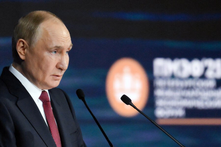 Путин: мы создадим национальную транспортно-логистическую платформу Сегодня на пленарном заседании ПМЭФ-2025 президент заявил: — Будем переводить на цифру, на платформенные решения весь транспортный контур России, включая автомобильное, воздушное, железнодорожное, речное и морское сообщение. - Фото: Григорий Сысоев/РИА Новости