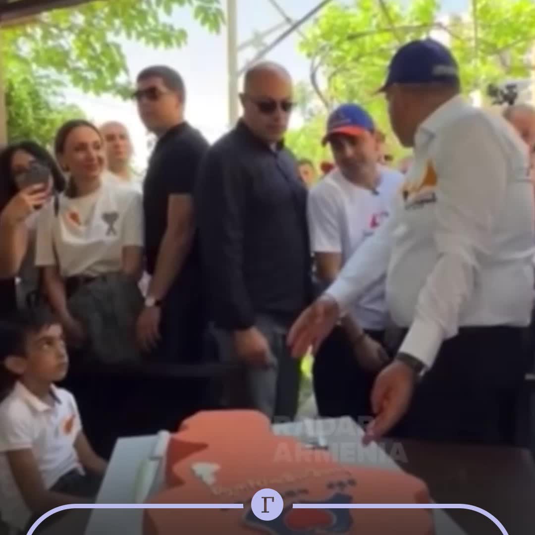 Пашинян отказался разрезать торт в форме карты Армении во время агитационной поездки