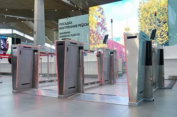 Россияне смогут проходить на посадку на самолет по биометрии Россиянам разрешили проходить на посадку на самолеты в аэропортах Шереметьево и Пулково по биометрии Подписано постановление правительства о соответствующем пилотном проекте Об этом сообщает ТАСС со ссылкой на данные аппарата вице премьера руководителя аппарата правительства Дмитрия Григоренко Сервис запустят до конца I полугодия 2026 года эксперимент будет проводиться в 2026 2027 годах Он коснется авиарейсов Аэрофлота между Москвой и Санкт Петербургом К эксперименту смогут присоединиться другие аэропорты и авиаперевозчики при технической готовности инфраструктуры пояснили в аппарате aviaru net n295508 Оставайся в информационном потоке подпишись на наш канал в MAX