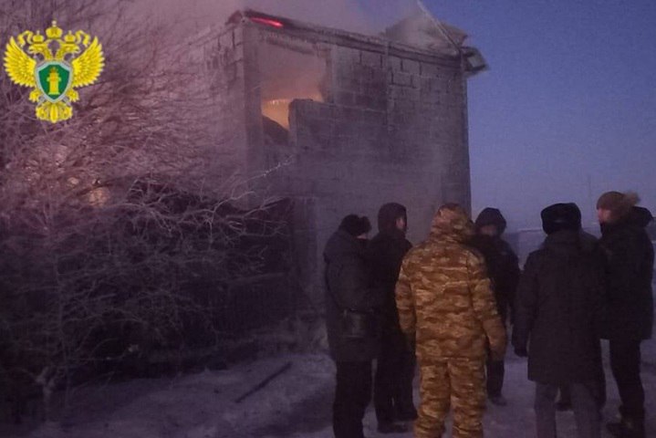 Пятеро погибли в огне Прокуратура Якутии взяла на контроль расследование пожара в селе Октемцы Хангаласского района Огонь полностью уничтожил частный двухэтажный дом вместе с пристроенным гаражом Погибли пятеро человек среди которых трое взрослых и двое детей На место происшествия немедленно выехал прокурор района Альберт Готовцев который взял расследование обстоятельств случившегося на личный контроль Сейчас следователи устанавливают причину возгорания и размер ущерба Точный вывод можно будет сделать только после проведения всех необходимых экспертиз Напомним пожарные приехали на вызов за пять минут К тому моменту огонь успел распространиться на 127 квадратных метров К приезду расчетов все кто был в доме погибли Фото прокуратура Якутии
