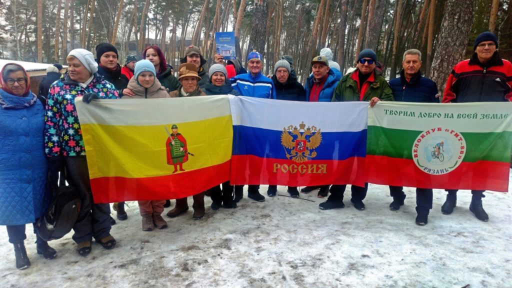 Рязанские велосипедисты соревновались на тропе Паустовского  В Солотче прошли первые зимние соревнования велосипедистов. Прокатиться по снегу на велосипеде отважились около 40 человек. Возраст участников соревнований от 12 до 75 лет и старше.  – Больше двадцати мальчишек из велоклуба «ГИТ-88» приехали вместе со мной. Солотчинских ребят организовал местный житель Александр Павлович Панкрашкин, мастер спорта по прыжкам с трамплина. Смена у нас растёт хорошая. Ребятам очень нравится кататься на велосипеде и принимать участие в соревнованиях, – говорит Юрий Ильин.  Дистанцию 5 километров преодолели все, а самые быстрые в своих возрастных категориях спортсмены получили награды от организаторов. После финиша все вместе ели торт с надписью «ГИТ-88».  Герой России Михаил Малахов вручил отличившимся велосипедистам свою книгу «Полярный теннис», в которой рассказывает о том, как во время одной из своих нескольких экспедиций на Северный полюс играл там в теннис. Михаил Георгиевич считает, что участники велопробе...