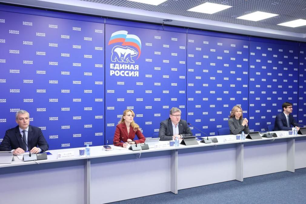 Андрей Исаев При поддержке Единой России трудоустроены 580 тысяч человек Среди них почти 7 тысяч участников СВО и 17 тысяч людей с инвалидностью сообщил координатор партпроекта Моя карьера с Единой Россией замруководителя фракции партии в Госдуме Всего в мероприятиях партпроекта Моя карьера с Единой Россией приняли участие 1 6 миллиона человек сообщил Андрей Исаев на селекторном совещании по итогам реализации партпроекта В нем приняли участие сенаторы представители профильных министерств предприниматели регионы За период 2023 2025 годов состоялось 190 тысяч мероприятий они охватили более пяти миллионов человек В общей сложности содействие в трудоустройстве получили 1 3 миллиона человек рассказал координатор партпроекта В числе регионов лидеров по количеству мероприятий в 2025 году Республика Башкортостан почти 14 тысяч Пермский край более 8 тысяч и Москва почти 7 тысяч Речь идет о ярмарках вакансий которые мы проводим совместно со службой по труду и занятости где работодатели могут пообщаться с потенциальными соискателями Это и профтуры для школьников и студентов на предприятия чтобы более подробно познакомиться с их работой с возможностью трудоустройства И выезды специалистов в центры реабилитации участников СВО для помощи в социальной адаптации и поиске работы при возращении к мирной жизни Военнослужащим помогают составлять резюме регистрироваться на портале Работа России получать консультации по профориентации и переобучению пояснил Исаев Лидерами по количеству трудоустроенных стали Москва 61 тысяча человек Санкт Петербург 40 тысяч и Тюменская область почти 31 тысяча человек На базе исполкомов Единой России и приемных Председателя партии Дмитрия Медведева созданы карьерные центры Ряд наших консультантов прошел обучение по линии Федеральной службы по труду и занятости Они помогают посетителям зарегистрироваться на портале Работа России и получить доступ к услугам центров занятости в целом Мы активно занимаемся подбором работодателей и рекомендуем им соискателей которые обращаются к нам в том числе в приемные партии сказал депутат Партпроекты Моя карьера с Единой Россией и Российское село активно работают по трудоустройству в первую очередь ветеранов СВО на предприятиях агропромышленного комплекса подбирают вакансии позволяющие обеспечить достойный уровень оплаты труда В 2025 году лидерами по количеству трудоустроенных бойцов стали Ямало Ненецкий автономный округ 402 человека Ростовская область 349 и Новосибирская область 304 В числе приоритетов также поддержка членов семей участников СВО В частности запущены проекты которые помогают женам малых предпринимателей ушедших на специальную военную операцию овладеть необходимыми технологиями и специальностями чтобы продолжить дело мужа пока он защищает Родину на фронте Также мы содействуем трудоустройству жен участников СВО которые ранее были домохозяйками и решили выйти на работу в связи с тем что муж находится на фронте или попал в госпиталь и нуждается в медицинской помощи пояснил он С Молодой Гвардией партпроект реализует профориентационные программы для молодежи включая профтуры консультации и формат наставничества За каждым обратившимся закрепляются наставники работодатели бизнесмены депутаты помогающие определиться с карьерным направлением Исаев отметил что создание условий для занятости людей с ограниченными возможностями здоровья является одной из ключевых задач нацпроекта Кадры Наша партия активно взаимодействует с профильными сообществами их представители входят в руководящие органы и фракции различных уровней Вместе с тем это важная задача и для рынка труда который сегодня испытывает кадровый дефицит и потребность в специалистах заметил он Лидерами по трудоустройство людей с инвалидностью стали Санкт Петербург 2434 человека Тюменская область 1443 Республика Крым и Новосибирская область более тысячи человек в каждом регионе Подробнее читайте здесь ergosdumaofficial