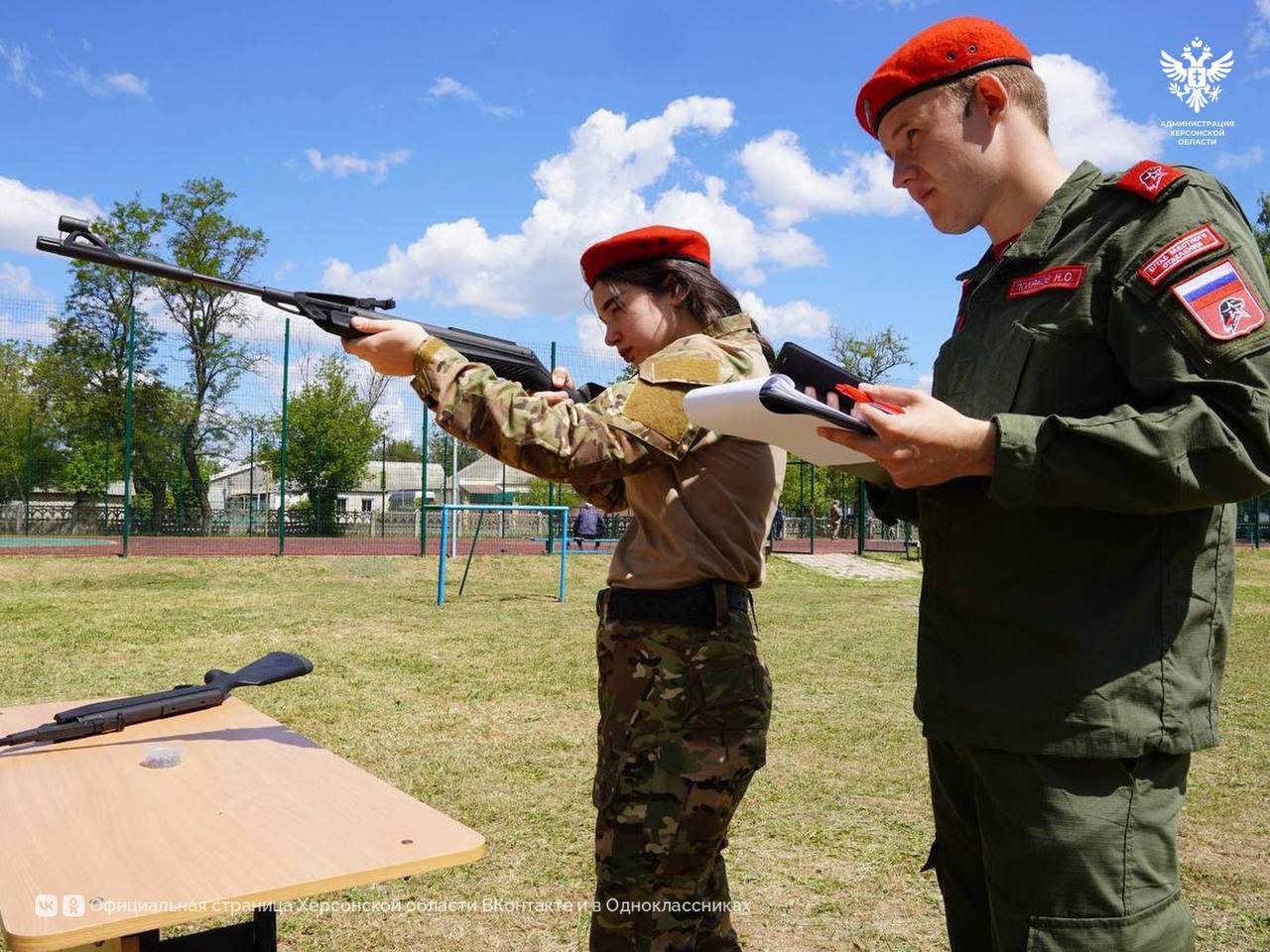 В Каланчакском округе прошла «Зарница 2.0» В Каланчакской школе №1 состоялся муниципальный этап Всероссийской военно-патриотической игры «Зарница 2.0» для старшей возрастной группы. Соревнования собрали команды активистов «Движения Первых» из семи школ Каланчакского округа. Участники продемонстрировали навыки в таких дисциплинах, как строевая подготовка, первая помощь, общевойсковая грамотность, тактическая медицина и другие. «Все участники прошедших соревнований показали очень хорошие результаты, достойно представив свои школы. Лучшие из лучших сегодня получили право показать на региональном этапе, на что способна молодежь Херсонщины», — отметил заместитель председателя регионального «Движения Первых» Юрий Афанасьев. По итогам игры победителями стали: — Команда Мирненской школы; — Команда Александровской школы; — Команда Новоалександровской школы. Победители будут представлять свои команды на региональных соревнованиях. Сайт ВК ОК #Администрация_Херсонская_область