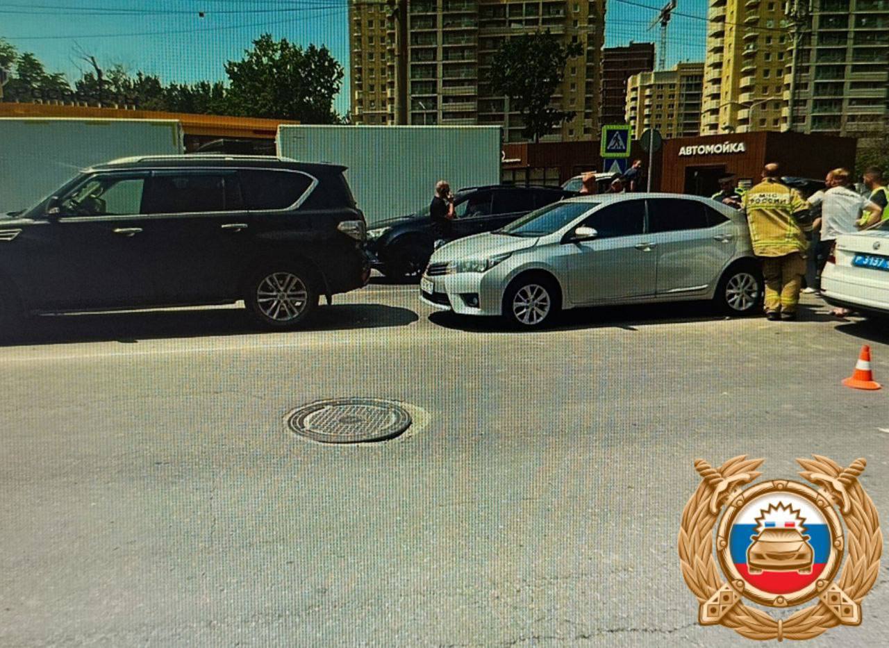 В массовом ДТП на Зорге в Ростове травмы получили два человека По предварительным данным, 38-летняя водитель за рулем «Омода С5» не выдержала безопасное расстояние между машинами. В результате чего иномарка врезалась в ехавшую впереди «Тойоту Королу». После удара «Тойоту» отбросило на движущийся впереди нее «Ниссан Патрол». Как уточнили в Госавтоинспекции Ростовской области, в аварии пострадали 37-летний водитель «Тойоты» и 38-летняя водитель «Омоды». С травмами пострадавших доставили в больницу.