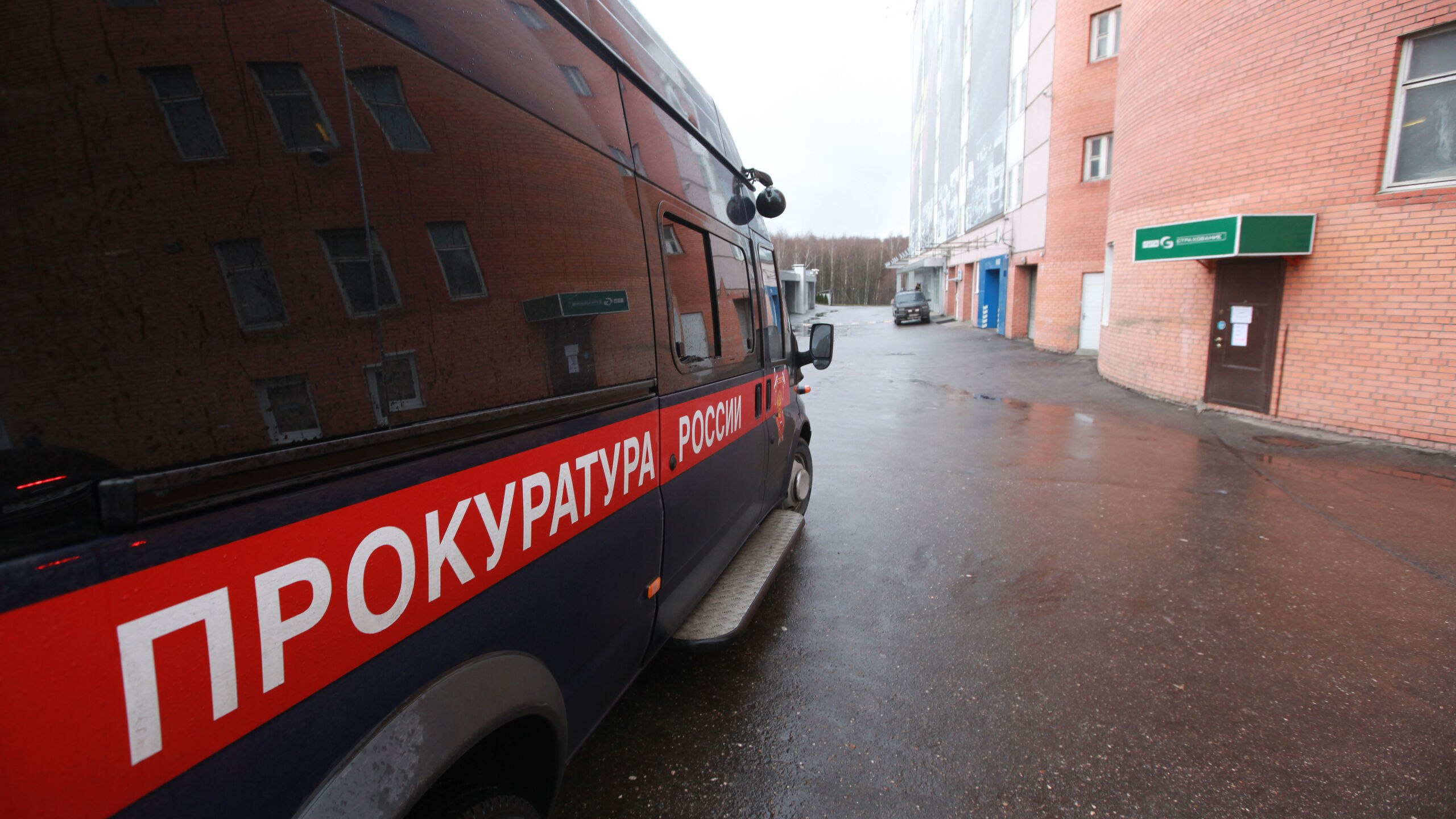 Ребенок 2022 года рождения погиб после падения из окна пятого этажа в районе Южное Бутово Москвы, прокуратура столицы устанавливает обстоятельства гибели, сообщили в ведомстве.