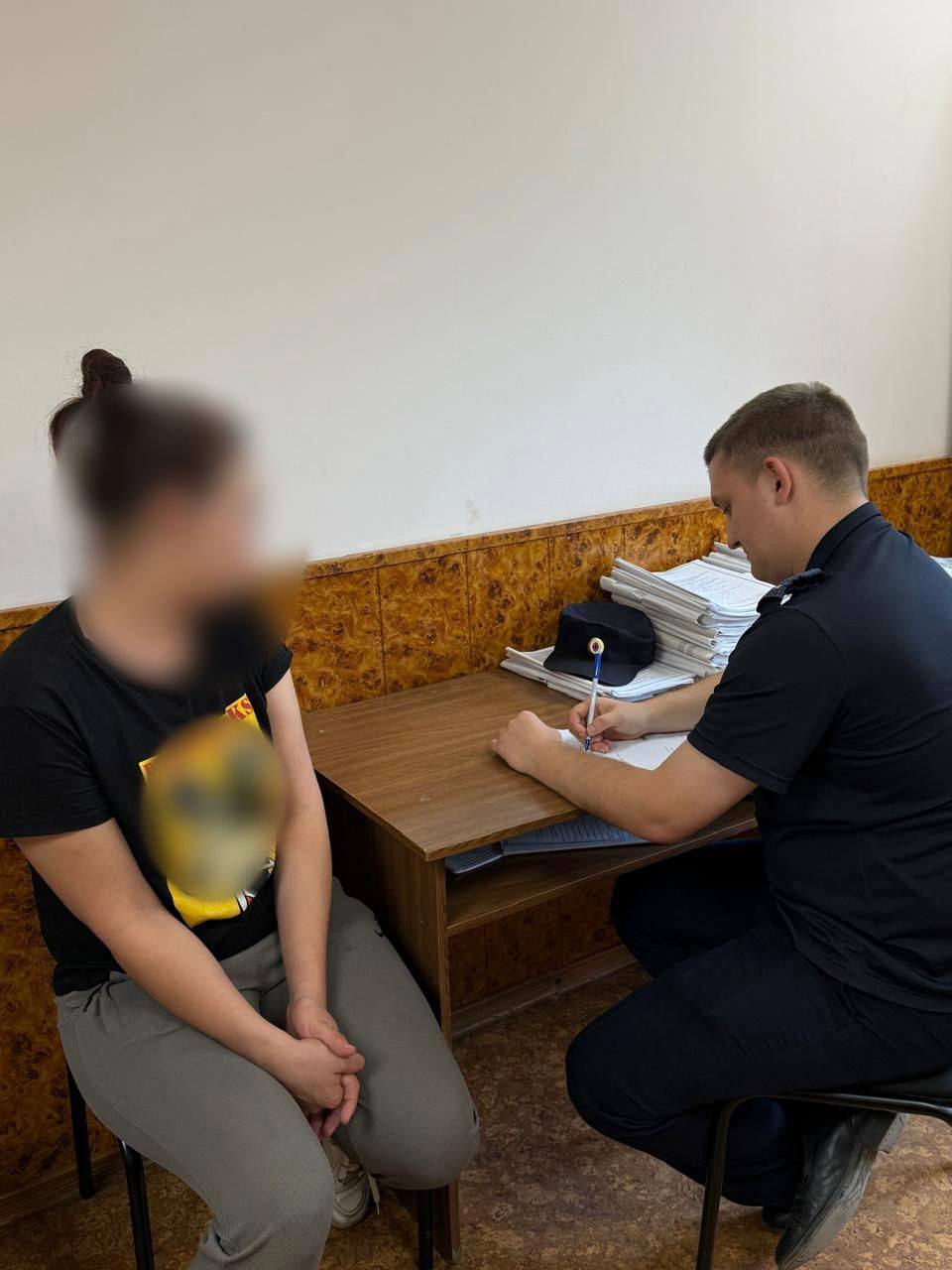 Полицейские нашли оренбурженку, которая бросила дочь на улице   Для выяснения всех обстоятельств женщина доставлена в отдел полиции. Со слов матери ребенка, данный поступок ею совершён в связи с тяжёлым материальным положением.   Напомним, маленькую девочку нашли совершенно одну на улице у дома 4/1 по улице Поляничко. Сейчас девочка находится в ГКУЗ "Оренбургский областной дом ребенка".      Оренбуржье