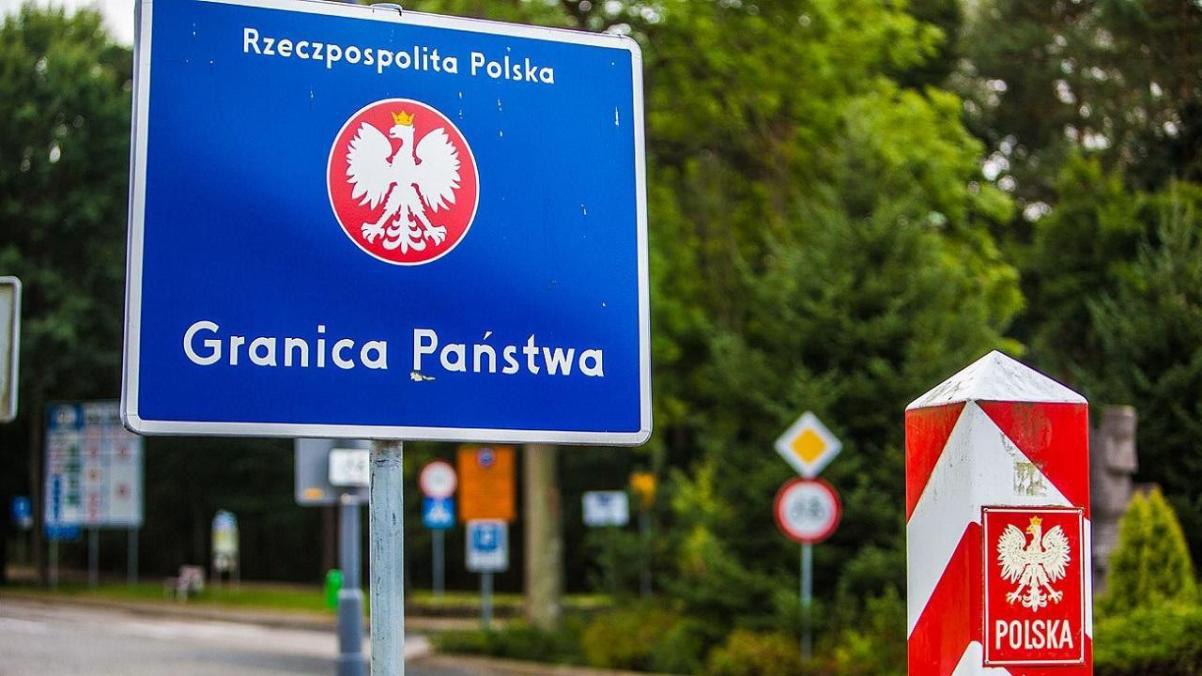 Польская таможня приостановила пропуск белорусских автобусов 5 июня Как уточнили в Госпогранкомитет Беларуси, с 10:00 контрольные службы погранперехода «Тересполь» сопредельный белорусскому пункту пропуска «Брест» приостановили запуск на свою территорию автобусов. Также с вечера 4 июня наблюдаются перебои в приеме легковых автомобилей. К 13:00 более трех часов выезда в Польшу ожидали четыре автобуса, оформленных белорусской стороной. О причинах произошедшего в адрес белорусской стороны официальной информации не поступало. Всего в очереди на выезд из Беларуси в Польшу находятся 1 555 легковых авто и 55 автобусов.