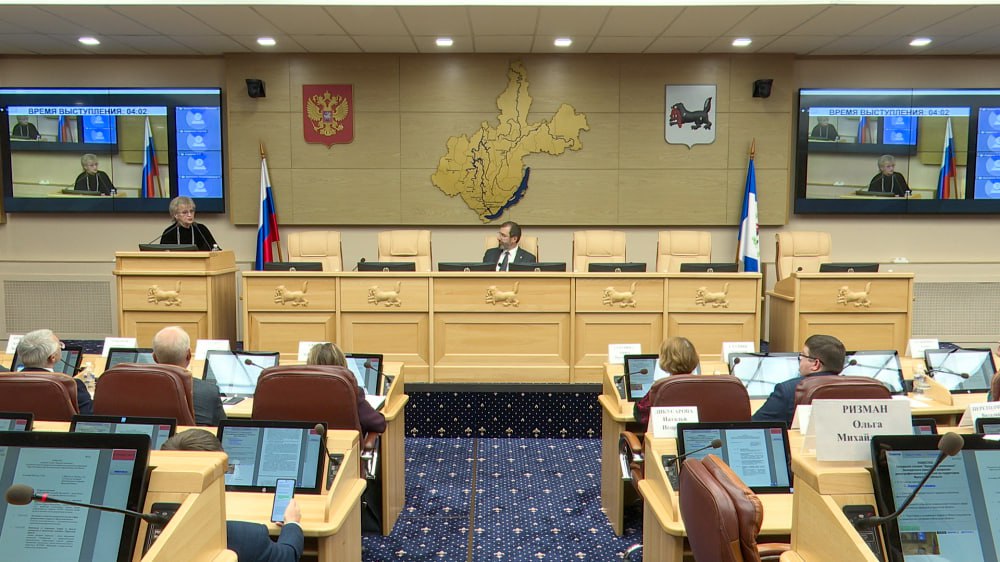 Стратегию охраны материнства и детства предложил разработать спикер ЗС Иркутской области Заместитель министра здравоохранения Галина Синькова рассказала на заседании что уровень рождаемости в регионе в этом году упал за первые девять месяцев 2025 года родилось на 566 детей меньше чем за тот же период прошлого С 2025 года в рамках национального проекта Семья у нас реализуют мероприятия по репродуктивной диспансеризации профилактическим осмотрам подростков внедряют передовые технологии в медицине продолжают обновлять медучреждения Но одной из острых проблем остается дефицит квалифицированных кадров не хватает акушеров гинекологов и педиатров irktoday