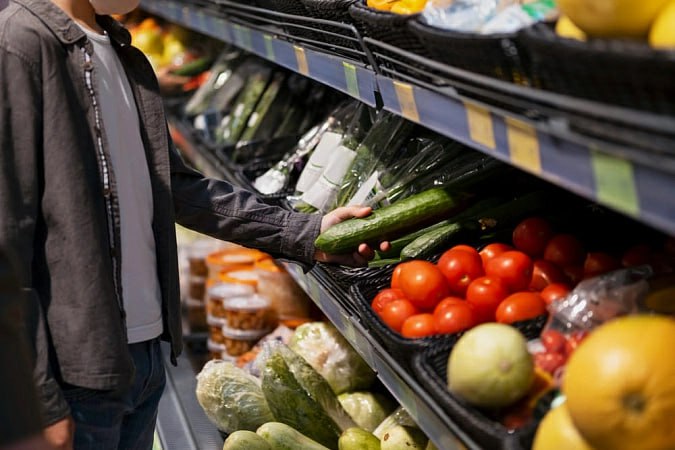 Как будут расти цены в Беларуси в 2026 году приняты помесячные показатели При превышении этих показателей МАРТ вправе требовать от производителей определенных товаров уменьшения отпускной цены Показатели ежемесячного допустимого роста цен в 2026 г по отношению к декабрю 2025 г утверждены постановлением МАРТ от 30 12 2025 84 Им заданы следующие пределы повышения цен январь 100 7 февраль 102 0 март 102 5 апрель 103 1 май 103 4 июнь 103 8 июль 104 0 август 104 2 сентябрь 104 9 октябрь 105 5 ноябрь 106 2 декабрь 107 0 Таким образом к концу года рост цен на потребительские товары должен вписаться в заданный прогноз по инфляции в 2026 г не более 7 декабрь 2025 г к декабрю 2026 г Последствия превышения ценовых ограничений постановление713 ГосрегулированиеЦен инфляция