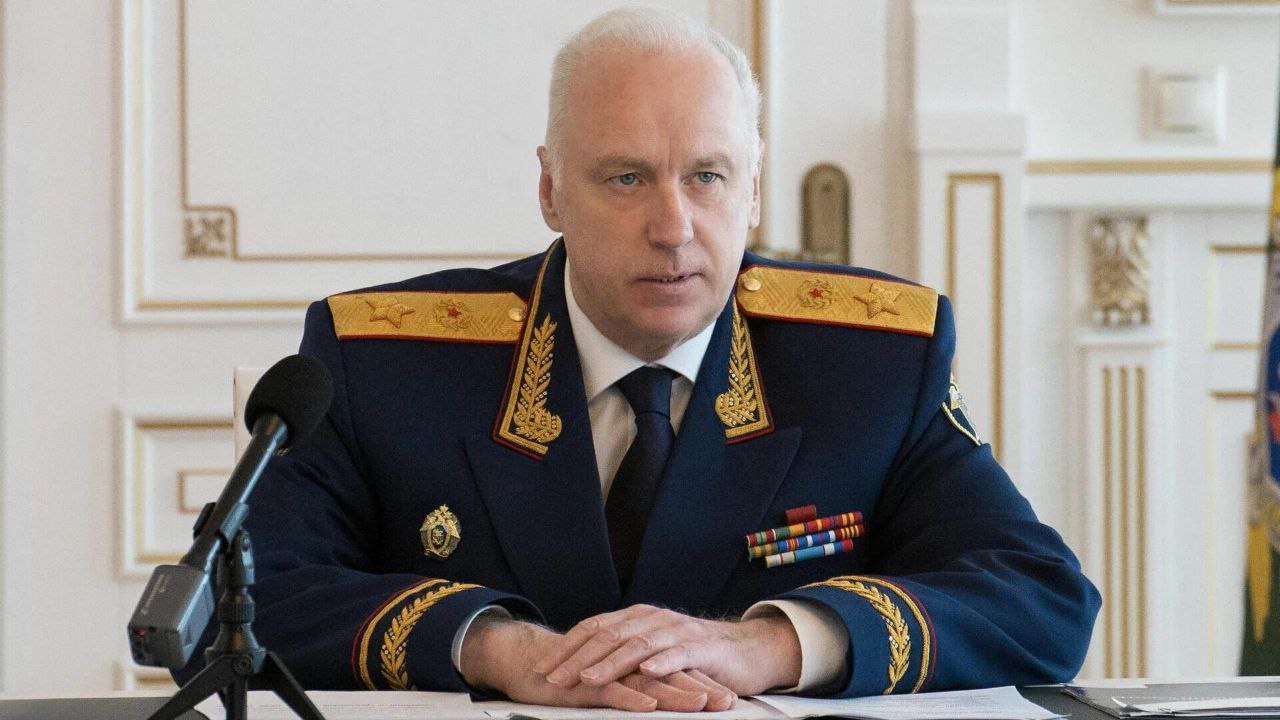 Бьёт и бросает двух маленьких сыновей В Комсомольске молодая мать регулярно бросает двух маленьких сыновей на попечение посторонних и бьёт их. Соседи пытались привлечь внимание профильных структур, но это не принесло результата. Они обратились через приёмную в ВК к руководителю Следственного комитета России Александру Бастрыкину и рассказали о ситуации. Александр Бастрыкин поручил провести проверку по обращениям и доложить о результатах. Прислать свою новость на Дерзкий Хабаровск