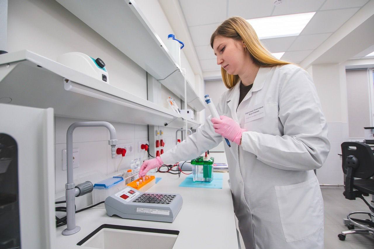 Андрей Чибис в 2025 году в науку региона привлечено более 1 млрд рублей Это стало возможным благодаря системной поддержке Правительства Мурманской области и развитию партнерства с промышленными предприятиями а также по результатам конкурсных отборов отметил на оперативном совещании губернатор Глава региона поздравил ученых преподавателей аспирантов и студентов с Днем науки и подчеркнул что Мурманская область регион где научные исследования напрямую связаны с вопросами устойчивого развития Арктики освоения морей и биоресурсов экологии климата энергетики новых материалов и технологий За шесть лет финансирование из областного бюджета на развитие науки увеличено в 53 раза Мы вводим различные меры поддержки от грантов и стипендий до социальных программ например участие в программе Свой дом в Арктике и компенсации расходов на аренду жилья С 2019 года мерами поддержки охвачено более 700 учёных региона Особое внимание уделяем молодым исследователям Для них учреждены ежемесячные именные и специальные стипендии в размере 15 и 20 тысяч рублей В этом году награждение состоится 12 февраля в КНЦ на торжественном мероприятии посвящённом Дню российской науки сообщил Андрей Чибис В числе важнейших достижений открытие 15 новых минералов разработка совместно с коллегами из других научных организаций композита для защиты космических кораблей от радиации научное сообщество региона пополнилось академиком членом корреспондентом РАН двумя докторами и девятью кандидатами наук На территории области действуют 33 научно исследовательские организации Регион занимает второе место среди Арктических зон России по количеству учёных Учёные КНЦ входят в топ 2 самых цитируемых в мире Основные базами исследований являются КНЦ и Мурманский арктический университет на базе которого создаётся студенческий кампус при поддержке Президента России Владимира Путина По итогам нашей встречи с главой государства в рамках Международного арктического форума были поддержаны ключевые решения для развития науки в регионе и Арктике Среди них создание научного кластера в академгородке Апатитов финансирование в размере 500 миллионов рублей уже подтверждено капитальный ремонт зданий и благоустройство территории Полярно альпийского ботанического сада института в Кировске Кроме того КНЦ включён в структуру научного центра мирового уровня по направлению Рациональное использование редкометалльногосырья напомнил губернатор