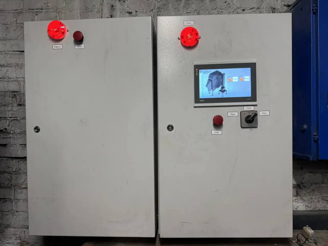 Продолжаем работу по очистке воздуха в Улан Удэ В этом году в рамках проекта Чистый воздух установили электрофильтры на двух котельных в школе 13 и на ул Гусиноозерская 9 В совокупности они позволят снизить выбросы в атмосферу на 8 44 тонны в год Помимо этого уже разработали проектную документацию на перевод угольной котельной школы 23 на электрические котлы Работу выстраиваем с нуля Мы сами разработали методику контроля опытным путем установив периодичность осмотров и технического обслуживания а также ведение соответствующей документации журналов и актов осмотра Параллельно реализуются мероприятия по переводу частного сектора с печного на электрическое отопление Этим летом 160 домов в СНТ Профсоюзник и СНТ Урожай на Левом берегу уже переведены на электроотопление Это позволило еще на 373 7 тонны в год снизить вредные выбросы в атмосферу В следующем году еще 161 дом переведем на электроотопление 155 заявлений уже приняли от жителей Также установим крупные электрофильтры на котельных в мкр Забайкальский Тальцы и в переулке Псковский Помимо этого начнем разработку проектной документации по реконструкции систем газоочистки на котельных мкр Загорск Аэропорт Заречный Юго Западная