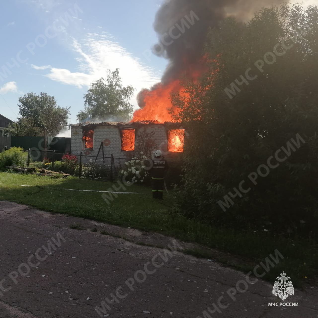 В клетнянской деревне в жилом доме произошел пожар Сегодня в оперативную дежурную смену Главного управления МЧС России по Брянской области поступило сообщение о пожаре в частном доме по адресу: Клетнянский район, д. Старая Мармазовка, ул. Школьная. К тушению привлекались 3 единицы пожарной техники. Огнем уничтожены жилой дом и надворная постройка. Пожар ликвидирован, его причину установит дознаватель МЧС России. В результате пожара пострадавших нет. Уважаемые брянцы! Соблюдайте правила пожарной безопасности: пользуйтесь исправными газовыми и электроприборами. Будьте осторожны при обращении с огнём, в том числе при курении. Не оставляйте детей одних без присмотра взрослых! Установите дома, в каждой комнате, автономный дымовой пожарный извещатель - он позволит обнаружить пожар на ранней стадии возникновения! В случае пожара незамедлительно звоните по телефону «1 0 1 » или «1 1 2 ». #Пожар #оперативная_информация #МЧСпоБрянскойОбласти МЧС Брянской области в ТГ ГУ МЧС России по Брянской области в ВК МЧС Брянской области в ОК