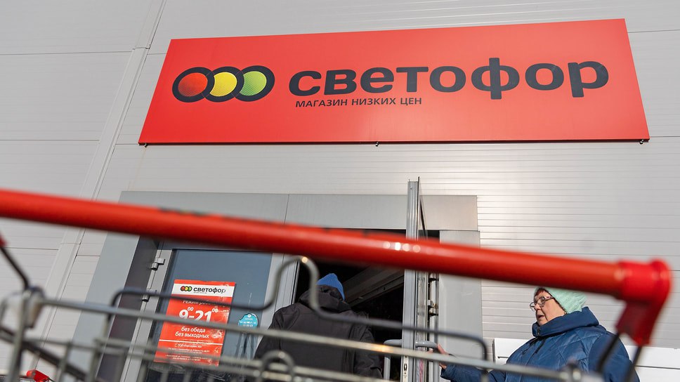 В мае Россельхознадзор провел внеплановую проверку магазинов сети «Светофор» в Ярославской области по поручению зампреда правительства РФ Дениса Мантурова. Нарушения нашли в 12 из 18 магазинов. В магазинах выявили хранение разных видов пищевой продукции вместе, нарушение температурного режима и продажу продукции неизвестного происхождения. На уничтожение направили 205 кг свинины, субпродуктов и рыбы. Также предписана утилизация почти 15 кг полуфабрикатов и 11 кг пельменей с истекшим сроком годности. Фото: Марина Молдавская/Коммерсантъ Еще больше новостей — в Telegram-канале «Ъ-Ярославль»