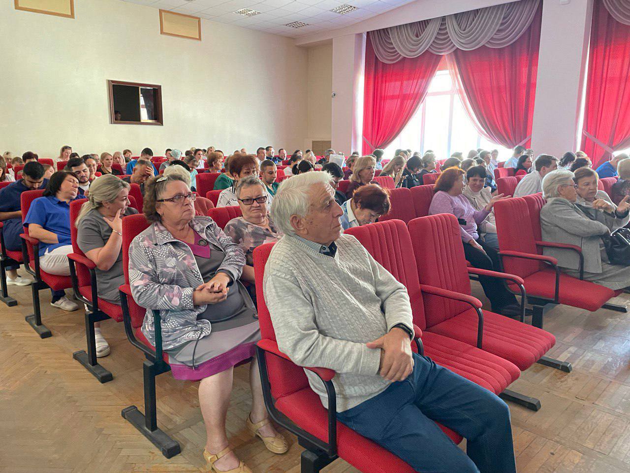 37 молодых медработников пополнили ряды Центральной городской клинической больницы Ульяновска    21 врач и 16 медицинских сестёр пополнили ряды больницы.  Одним из молодых специалистов стала педиатр Ирина Петина.   «Благодарю за оказанное доверие и принятие в коллектив. Моя мечта детства осуществилась - в детском саду я решила стать врачом. Правда, тогда мне хотелось быть стоматологом. В школе обучалась в химико-биологическом классе, окончила 11 классов с золотой медалью. На медицинский факультет Ульяновского государственного университета поступила, имея высший балл. С моими оценками можно было поступить в любой вуз в любом городе, но я решила принести пользу населению родного Ульяновска. Обучаюсь в ординатуре, работаю в поликлинике. В будущем планирую получить специализацию детского кардиолога», – делится Ирина Петина.  Наставник Ирины Петиной, заведующая детской поликлиникой Анжелика Шакирова подчеркнула, что в ЦГКБ реализуется институт наставничества.   «Благодаря грамотному наставничеству молодые специалисты полноценно осваивают профессию, улучшают коммуникацию с коллективом, руководителями, перенимают тонкости общения с пациентами. Наставничество способствует быстрой и безболезненной адаптации на новом рабочем месте», – говорит Анжелика Шакирова.  Привлечение молодых специалистов -  одна из ключевых задач нацпроекта «Здравоохранение».