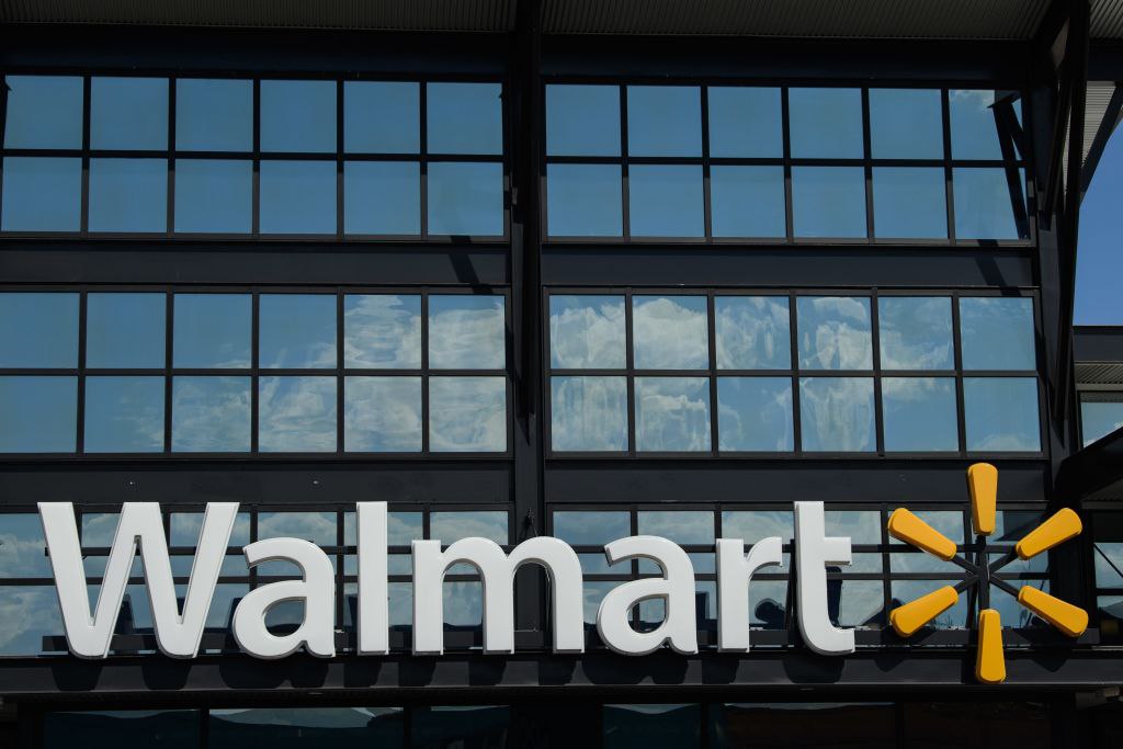 Скоро оформлять покупки в Walmart можно будет прямо в ChatGPT В рамках нового партнёрства ассистент поможет искать товары уточнять характеристики собирать корзину и завершать заказ без переключения между сервисами Это шаг к разговорной коммерции где диалог заменяет витрину и фильтры Стороны обещают простой контекстный опыт и поддержку сценариев от подбора повседневных товаров до подарков Запуск ожидается в ближайшее время подробности по возможностям и поддерживаемым регионам будут раскрываться по мере развёртывания Источник SeveraAIClub