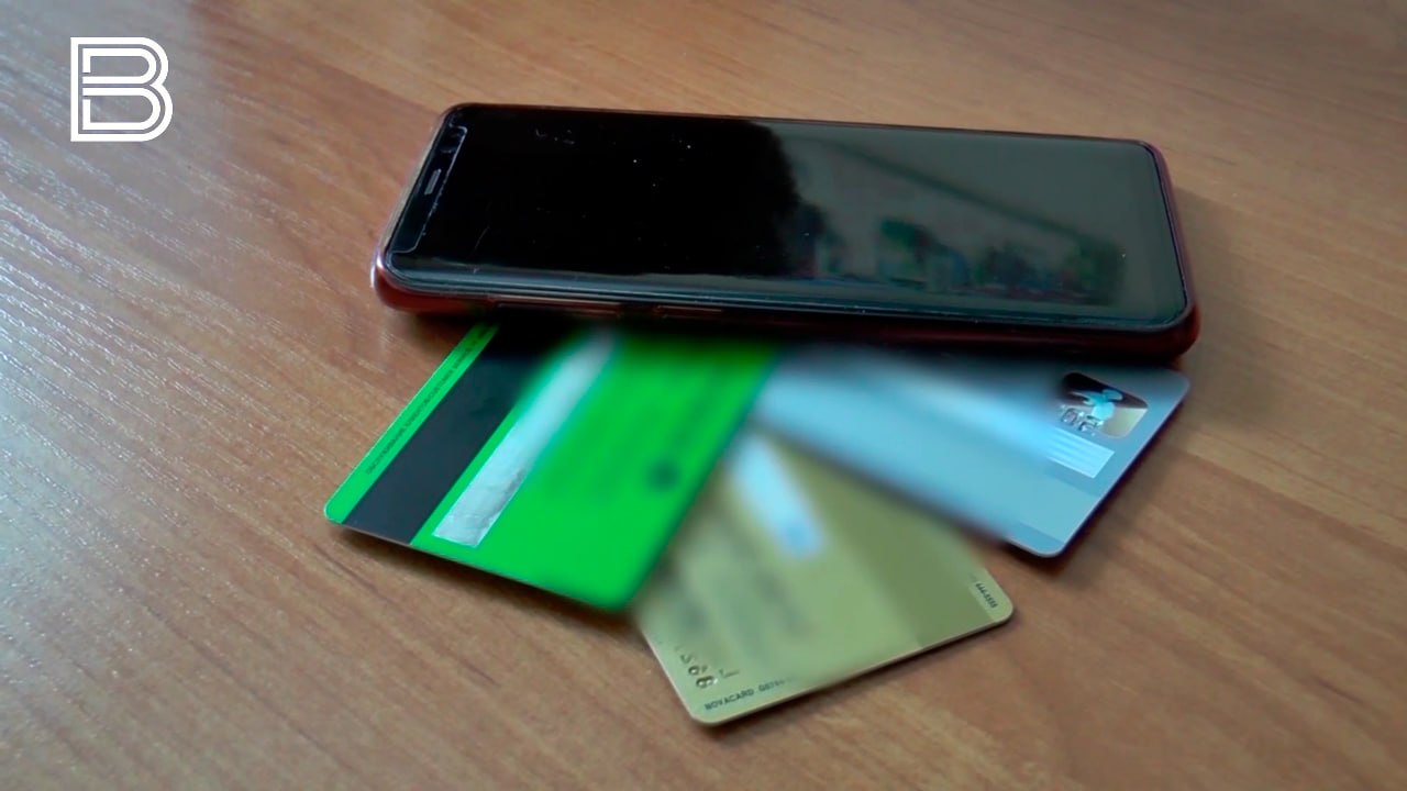 Жители Мурманской области стали активнее оформлять онлайн займы Микрофинансовые организации региона выдали почти 1 5 тысячи займов за первое полугодие 2025 го на общую сумму более 263 миллионов рублей По сравнению с аналогичным периодом 2024 года число договоров снизилось практически в два раза а объем предоставленных займов увеличился на 10 сообщили в отделении Банка России по Мурманской области В региональном отделении Банка России пояснили что снижение спроса у МФО Мурманской области связано с тем что северяне активно пользуются онлайн займами в крупных микрофинансовых организациях которые работают за пределами Кольского Заполярья в том числе при покупке товаров на маркетплейсах и получении займов в торговых точках Все самые важные новости Telegram MAX