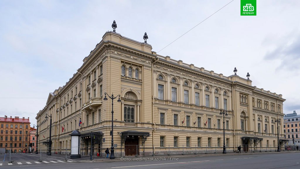 В Петербурге спустя 10 лет завершилась реконструкция и реставрация консерватории. Историческое здание на Театральной площади получило разрешение на ввод в эксплуатацию. Летом в консерватории начнут проводить концерты, а 1 сентября ее двери вновь распахнутся для студентов. После частой смены подрядчиков памятник архитектуры удалось спасти после вмешательства президента. До этого, с 2014 по 2020 год, состояние консерватории только ухудшалось. После передачи объекта «Единому заказчику» строители и реставраторы завершили все работы за три года. Восстановили не только интерьеры, но и старинные музыкальные инструменты. Благодаря возведению новых куполов из стекла и алюминия полезная площадь консерватории увеличилась на 700 кв. метров, возвращен исторический светло-бежевый цвет фасадов, Большой зал имени Рубинштейна оснастили современной акустикой для исполнения не только оперной и симфонической музыки. -Петербург Буст канала