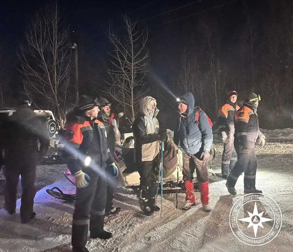 В Архангельском районе спасатели пришли на помощь заблудившимся туристам из Уфы Утром 2 января туристическая группа из пяти человек отправилась из деревни Верхние Лемезы в поход к водопаду Атыш К вечеру туристы должны были вернуться к месту где их ожидал автобус однако в назначенное время они не прибыли Дозвониться до старшего группы не удалось и обеспокоенный водитель автобуса обратился за помощью в экстренные службы На поиски выехали спасатели Госкомитета РБ по ЧС На снегоходах спасатели обследовали маршрут к водопаду Атыш и ночью 3 января в лесном массиве туристическая группа была обнаружена Как выяснилось на обратном пути туристы сильно устали и заблудились они замерзли и двигались крайне медленно Со слов руководителя группы без помощи спасателей они бы не смогли самостоятельно вернуться На снегоходах спасатели эвакуировали туристов до места где их ждал автобус К счастью в медицинской помощи никто не нуждался  Уважаемые жители и гости республики Перед любым туристическим походом обязательно зарегистрируйтесь изучите маршрут зарядите средства связи и подготовьте необходимое снаряжение сообщил председатель Госкомитета РБ по ЧС Кирилл Первов БашПрирода