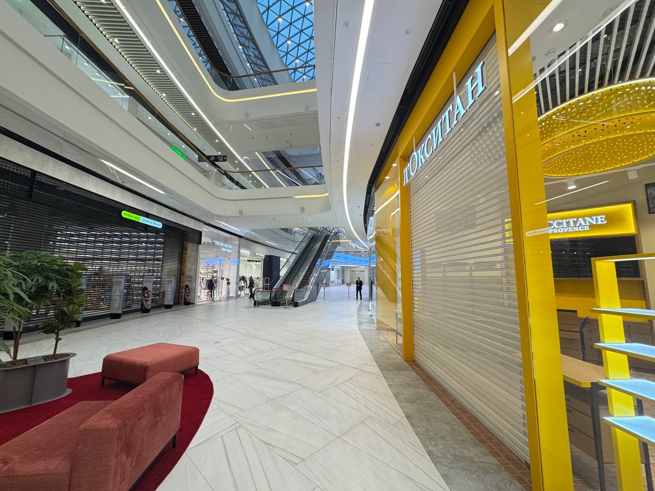 ТРЦ Голливуд в Петербурге начнёт работать 6 декабря Открытие самого большого за последние годы торгово развлекательного центра города будет организовано как праздничное мероприятие для всех посетителей сообщили ДП в администрации комплекса Комплекс разместит на своих площадях ряд международных и российских брендов В числе представленных иностранных марок Samsung Южная Корея и Guess США ТРЦ заполнен арендаторами примерно на 80 и некоторые из них уже готовы к открытию На четвёртом этаже ТРЦ разместится фуд холл Также откроется кинотеатр Киноград в особой концепции Среди развлекательных зон будет представлен первый в Петербурге и крупнейший по площади центр TeikaBoom Голливуд многофункциональный торгово развлекательный комплекс Он располагается на Коломяжском проспекте д 22 Эксперты называют МФТРК самым масштабным открытием в 2025 году в секторе торговой недвижимости России ДП Подписаться на ДП в Telegram MAX