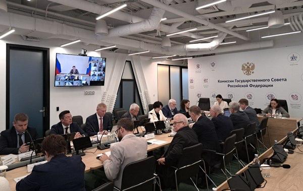Сегодня под председательством губернатора Мурманской области состоялось заседание Экспертного совета Комиссии Государственного Совета РФ по направлению «Северный морской путь и Арктика», в котором принял участие руководитель аналитического департамента АСПОЛ Александр Басалаев. Темой повестки стало обновление Стратегии развития Арктической зоны Российской Федерации и обеспечения национальной безопасности на период до 2035 года. Ассоциация полярников предложила включить в проект Стратегии меры по развитию международного гуманитарного сотрудничества, арктического просвещения и профессиональной ориентации и разработать соответствующую программу, действующую на федеральном и международном уровнях. «Реализация этих задач будет способствовать защите национальных интересов России в высоких широтах, распространению и продвижению полярных достижений и ценностей Российской Федерации на общероссийском и международном уровне, популяризации знаний об Арктике, а также привлечению высококвалифицированных кадров в Арктическую зону», – отметил Александр Басалаев. Кроме того, АСПОЛ предложил дополнить Стратегию мерами по развитию креативных индустрий, способствующих диверсификации экономики и сохранению талантливых людей на Крайнем Севере. Об актуальном проекте Стратегии доложил директор ФАНУ «Востокгосплан» Михаил Кузнецов. На заседании отдельно обсуждались предложения по корректировке положений этого документа с учетом обновления и пролонгации Стратегии на период до 2050 года в соответствии с поручениями Президента Российской Федерации по итогам рабочей поездки в Мурманск 27 марта этого года. Отметим, что часть предложений по совершенствованию государственной политики в Арктике из Общественной резолюции по вопросам социально-экономического развития Арктической зоны Российской Федерации, сформированной АСПОЛ по итогам взаимодействия с участниками арктической деятельности, учтена в существующем проекте Стратегии развития Арктической зоны Российской Федерации и обеспечения национальной безопасности на период до 2035 года. #НовостиАСПОЛ