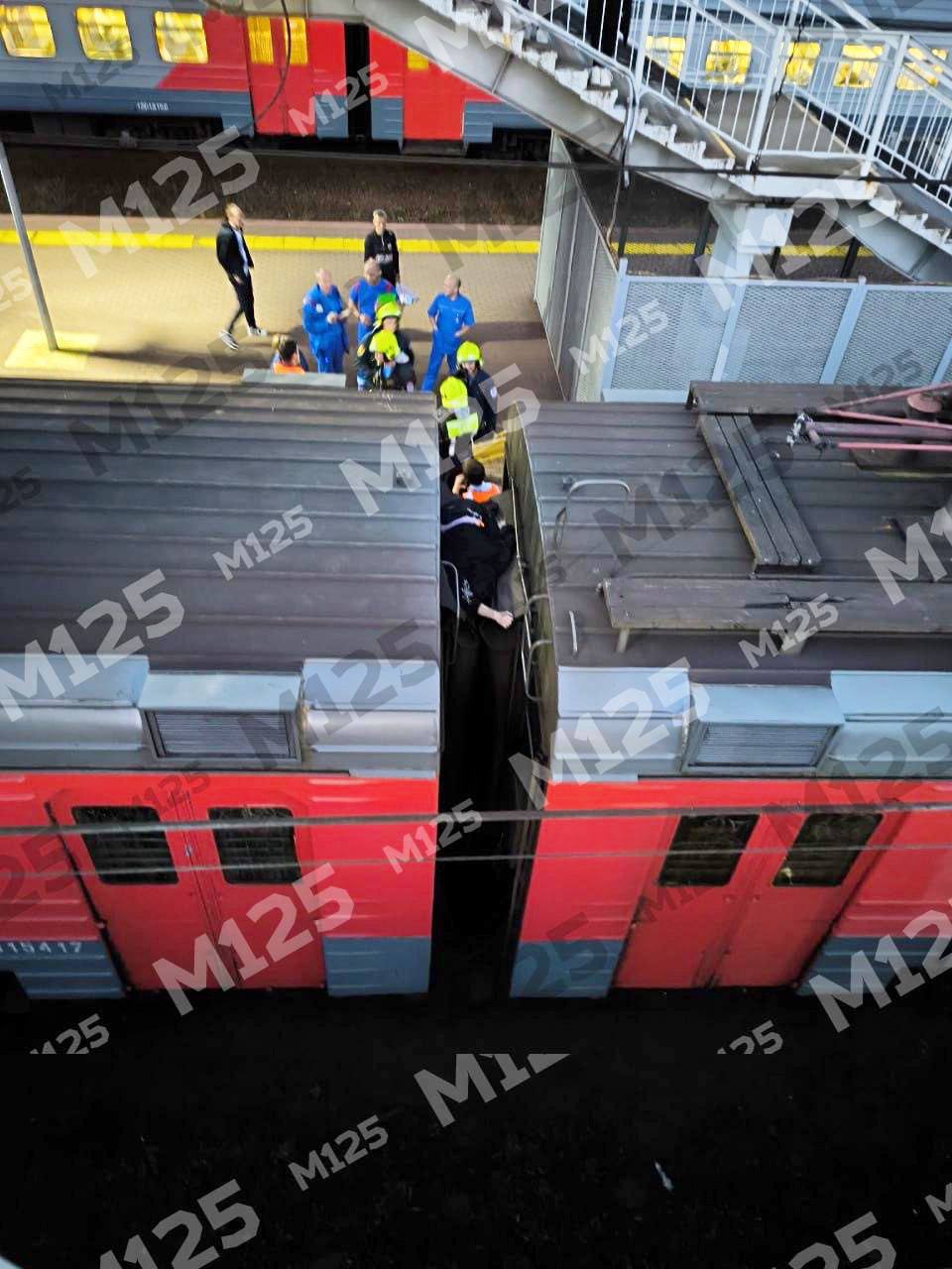 Мертвого подростка достали с крыши электрички в Москве 14 летнего зацепера нашли на платформе Яуза парень погиб от удара током Москва сейчас Подписаться Прислать новости